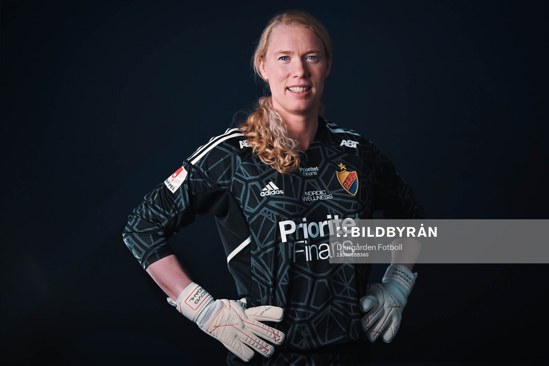 I denna handoubild poserar Hedvig Lindahl för ett