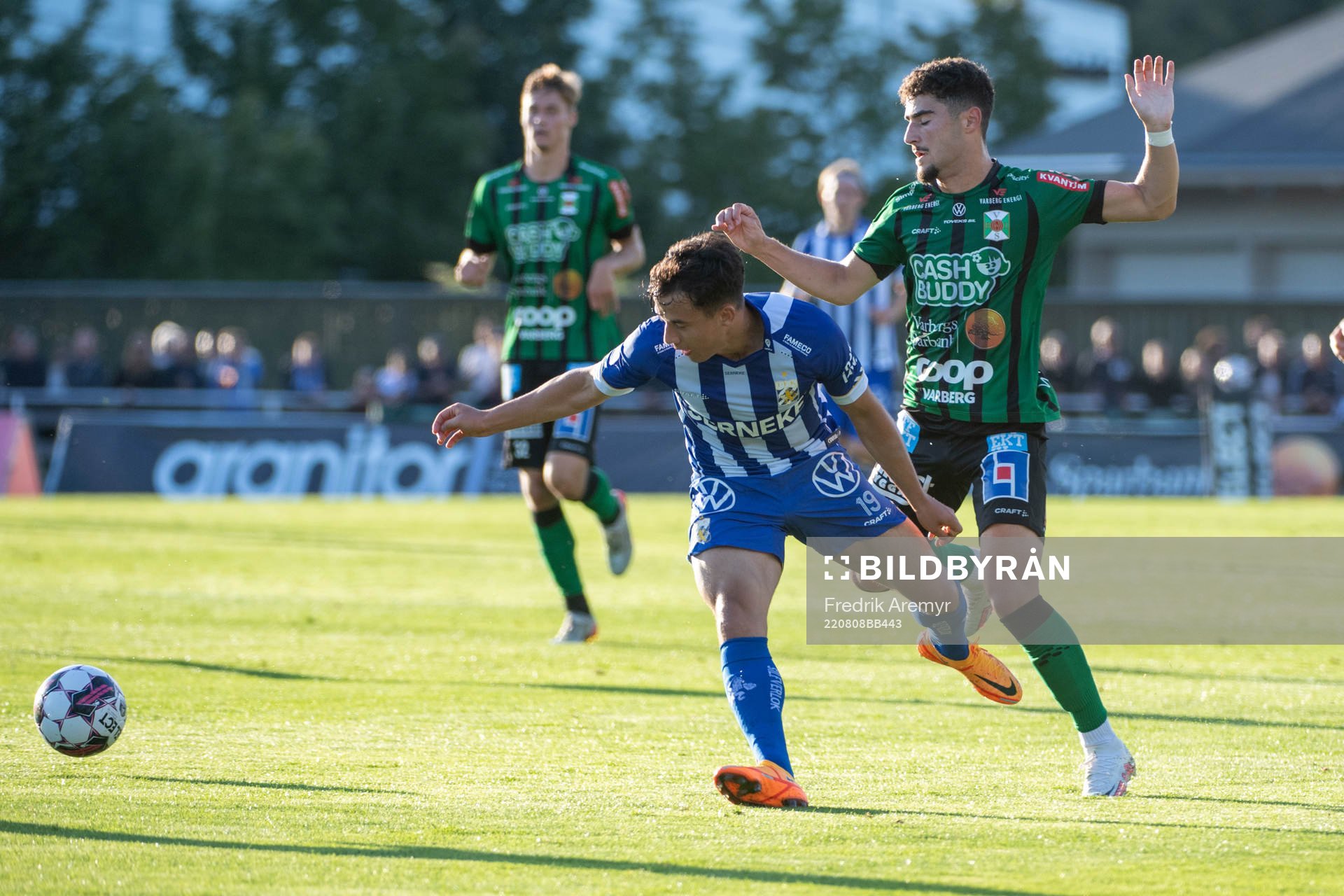 IFK Göteborgs Hussein Carneil och Varbergs Ismet Lushaku under fotbollsmatchen i Allsvenskan mellan Varberg och IFK Göteborg den 8 augusti 2022 i Varberg.