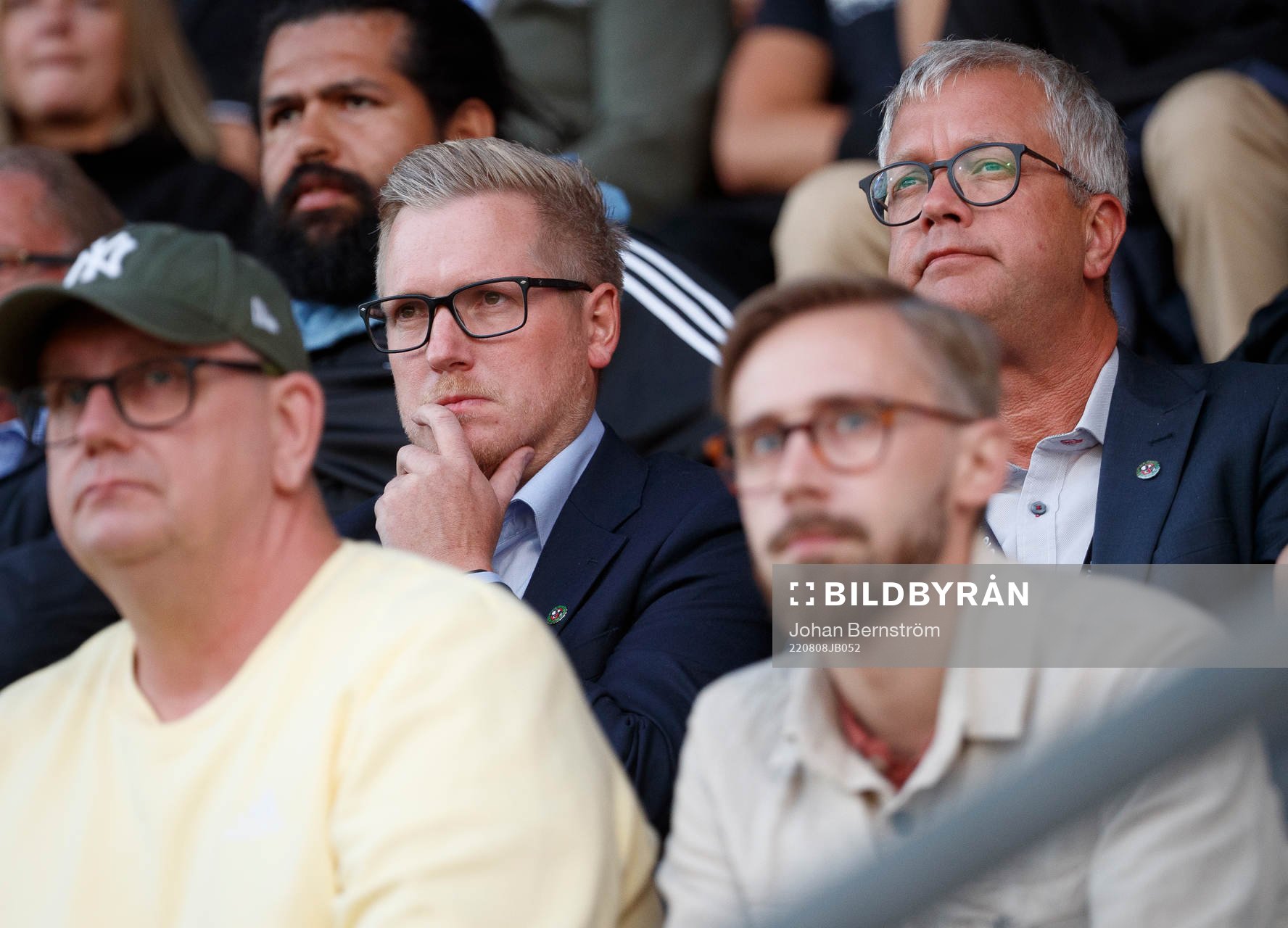 Örebros nya VD Jonas Lindegren och ordförande Kent Persson under fotbollsmatchen i Superettan mellan Örebro och Örgryte den 8 augusti 2022 i Örebro.