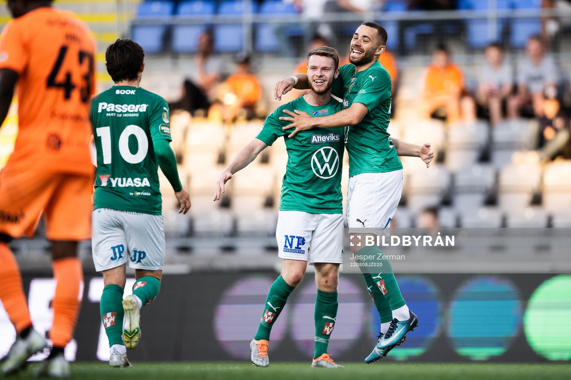 Jönköpings Södras Daniel Ljung och Malkolm Moenza jublar