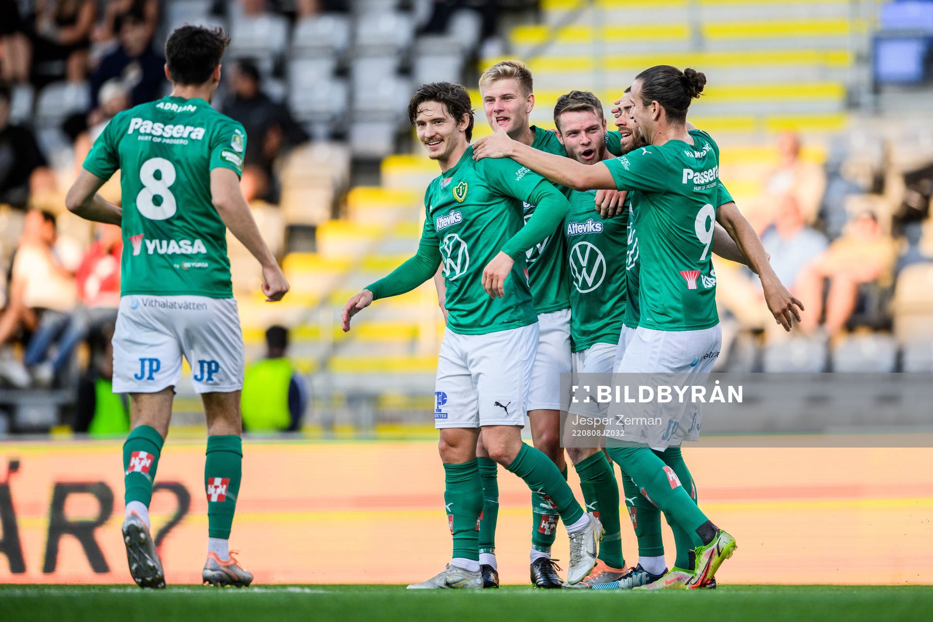 Jönköpings Södras Daniel Ljung jublar med lagkamrater