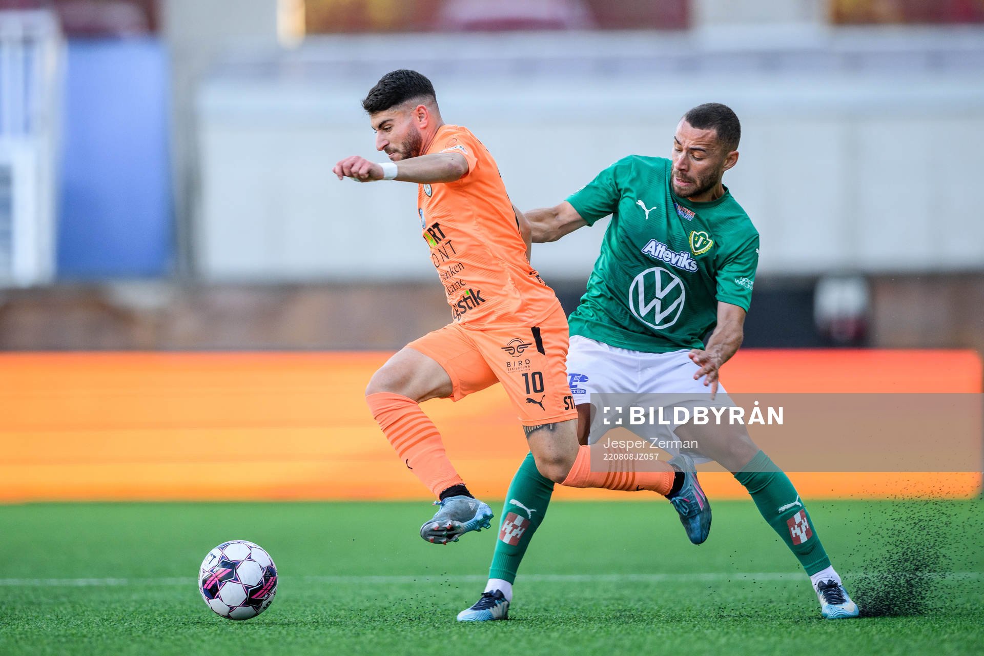 AFC Eskilstunas Andre Alsanati och Jönköpings Södras Malkolm Moenza under fotbollsmatchen i Superettan mellan AFC Eskilstuna och Jönköpings Södra den 8 augusti 2022 i Eskilstuna.