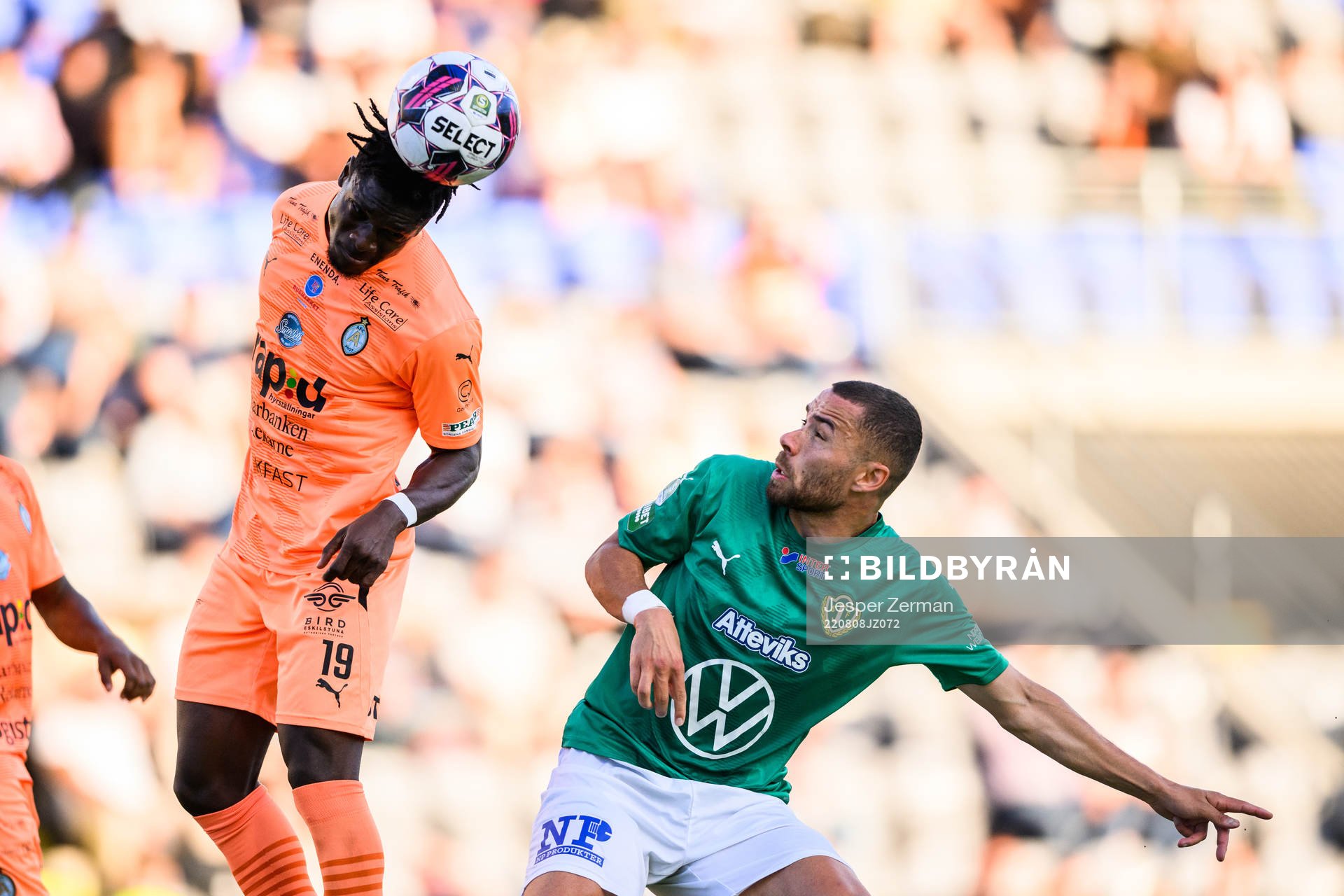 AFC Eskilstunas Emmanuel Agyeman Duah och Jönköpings Södras Malkolm Moenza under fotbollsmatchen i Superettan mellan AFC Eskilstuna och Jönköpings Södra den 8 augusti 2022 i Eskilstuna.