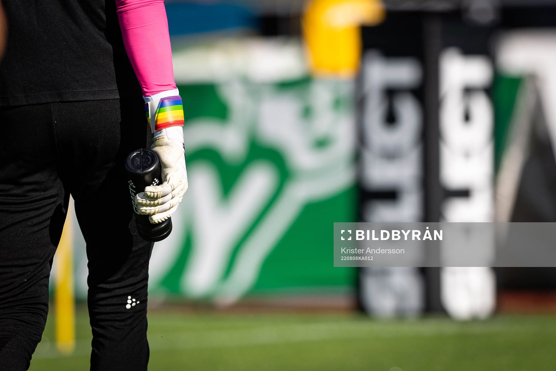 Fotbollshandskar med Pride flagga före fotbollsmatchen i