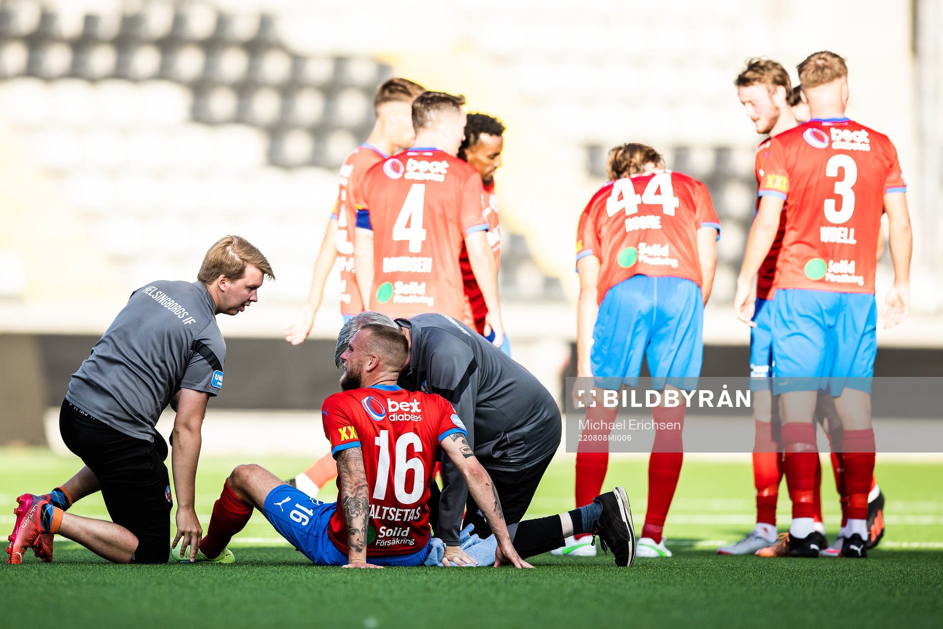 Helsingborgs Alexander Faltsetas skadas under fotbollsmatchen i Allsvenskan mellan Häcken och Helsingborg den 8 augusti 2022 i Göteborg.