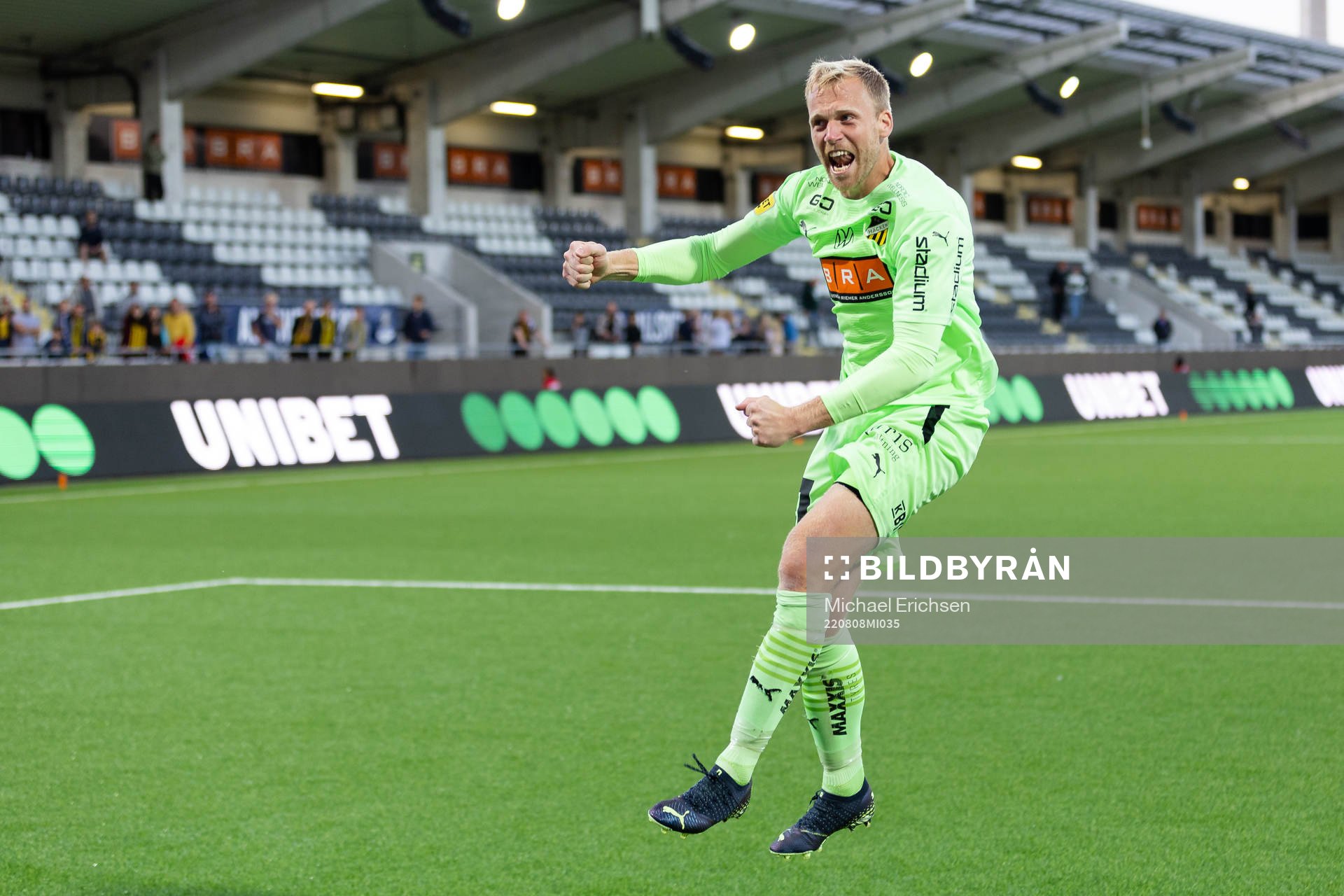 Häckens målvakt Peter Abrahamsson jublar