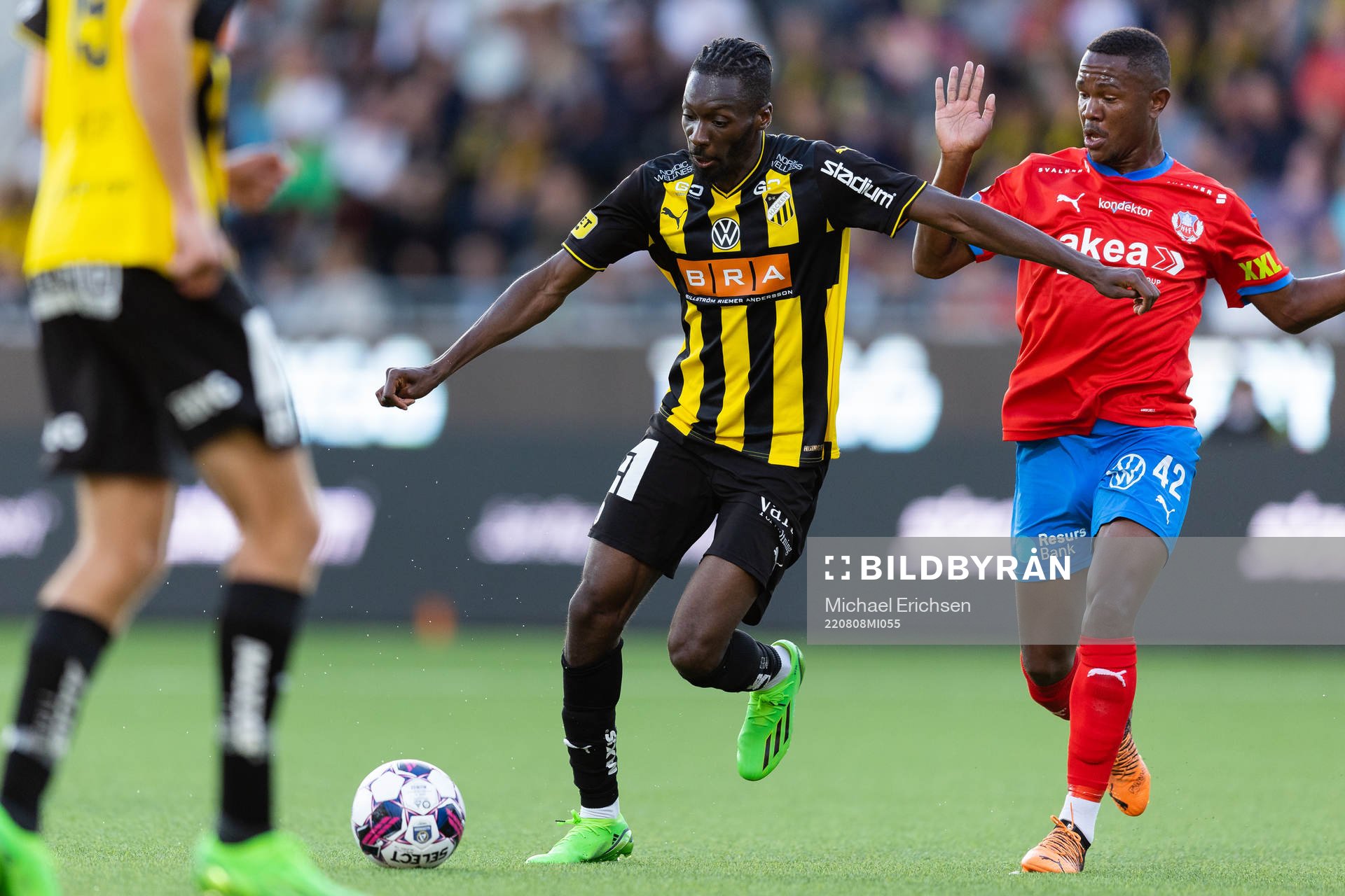 Häckens Blair Turgott och Helsingborgs Diego Fumaca under fotbollsmatchen i Allsvenskan mellan Häcken och Helsingborg den 8 augusti 2022 i Göteborg.