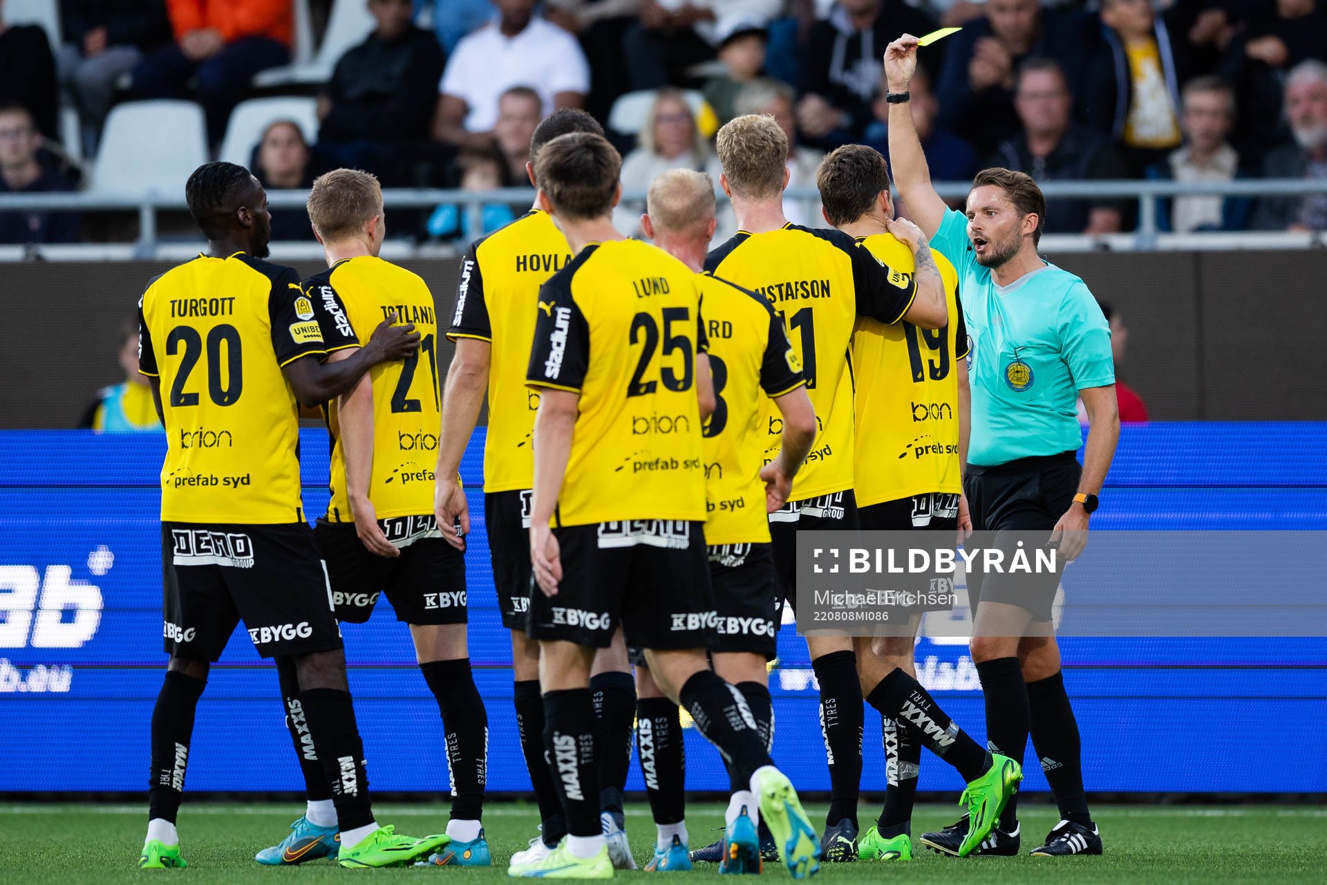 Häckens Oscar Uddenäs får en varning efter sitt firande av sitt 4-0 mål under fotbollsmatchen i Allsvenskan mellan Häcken och Helsingborg den 8 augusti 2022 i Göteborg.