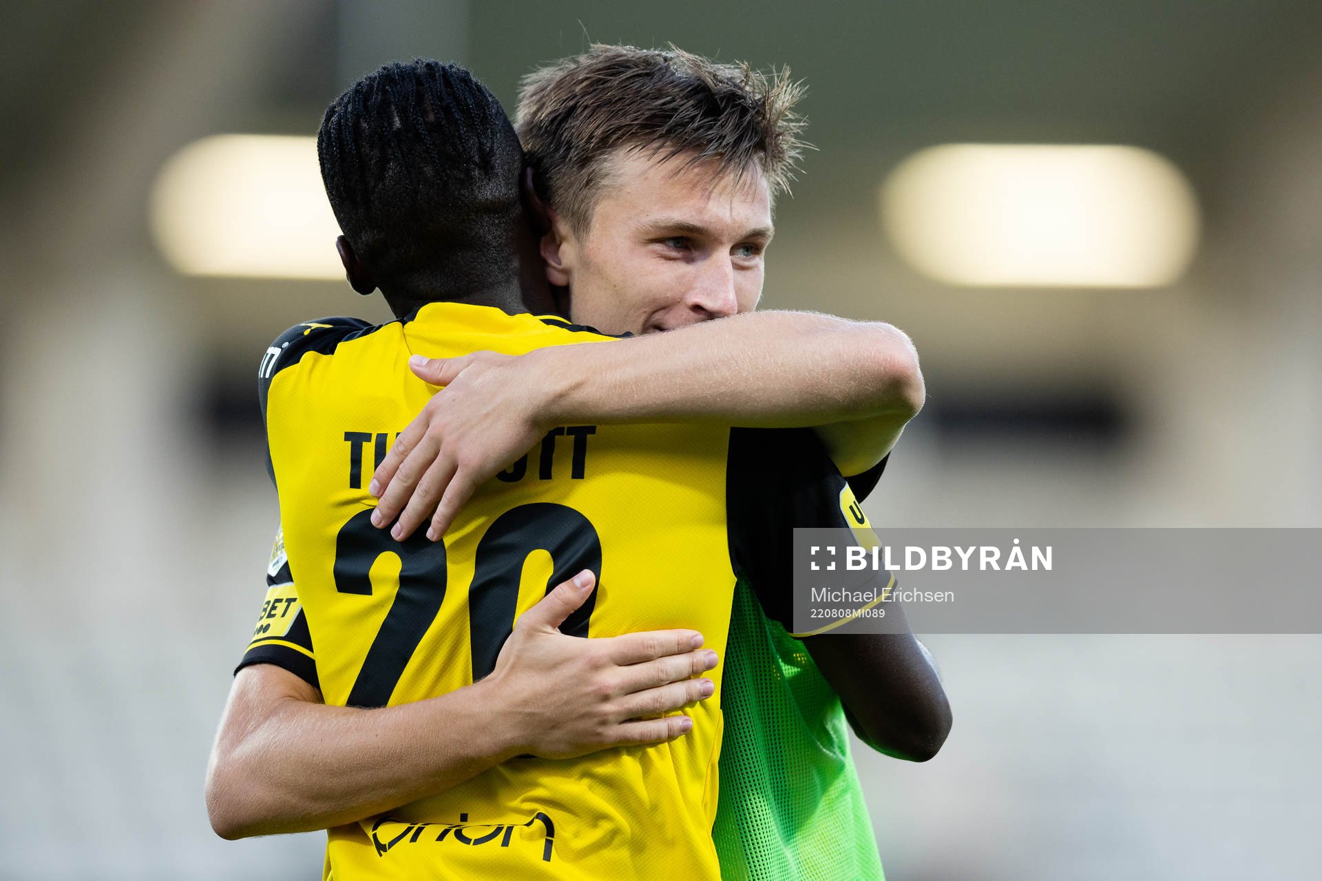 Häckens Kristoffer Lund Hansen och Blair Turgott kramar om