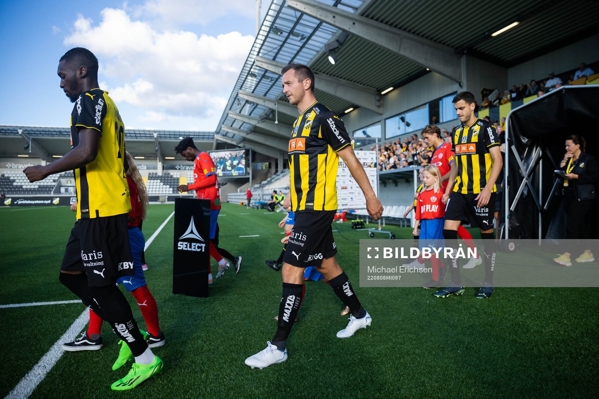 Häckens Blair Turgott och Even Hovland på väg in till