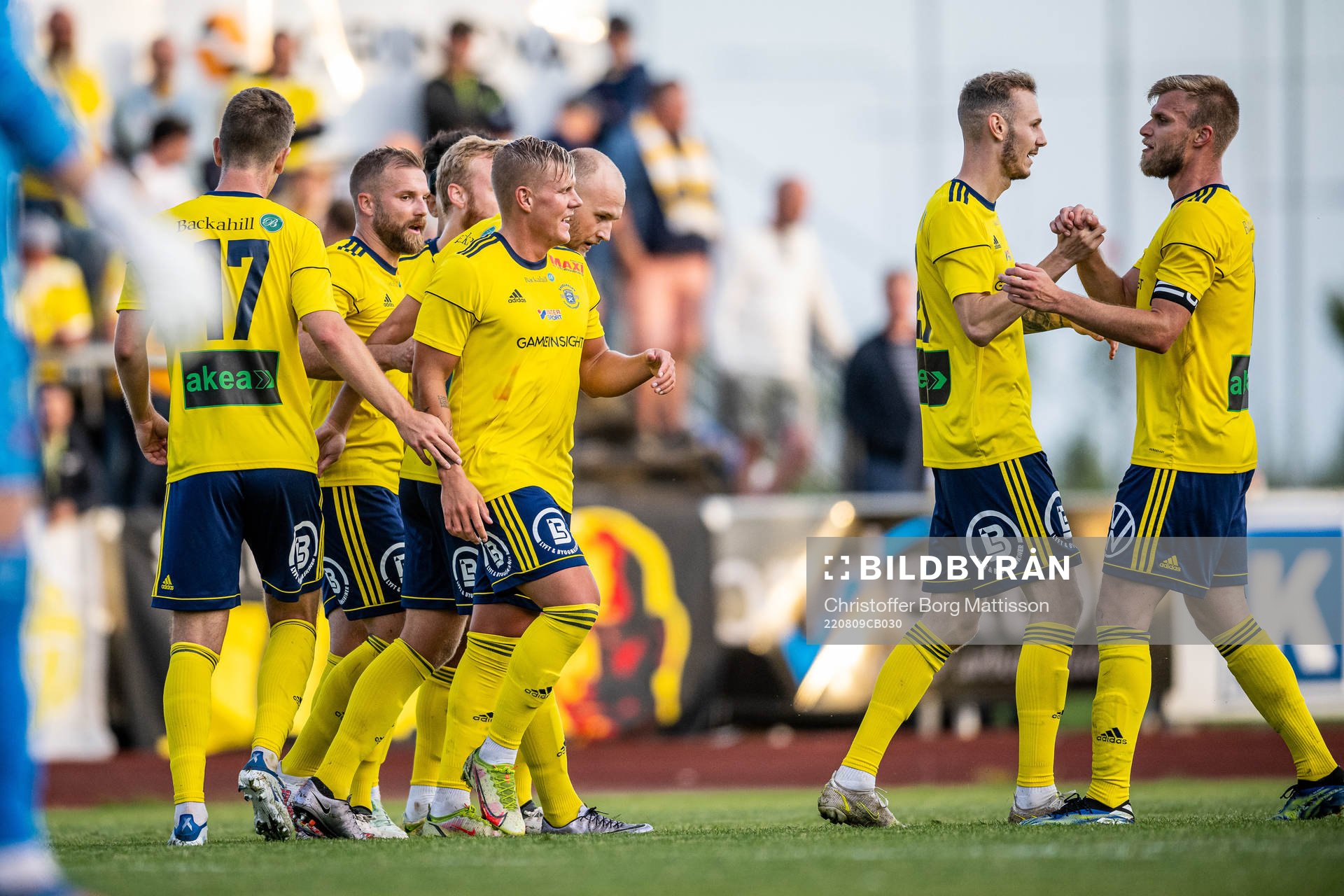Ängelholms Emil Håkansson jublar med lagkamrater efter 1-0 under fotbollsmatchen i Ettan södra mellan Ängelholm och Falkenberg den 9 augusti 2022 i Ängelholm.