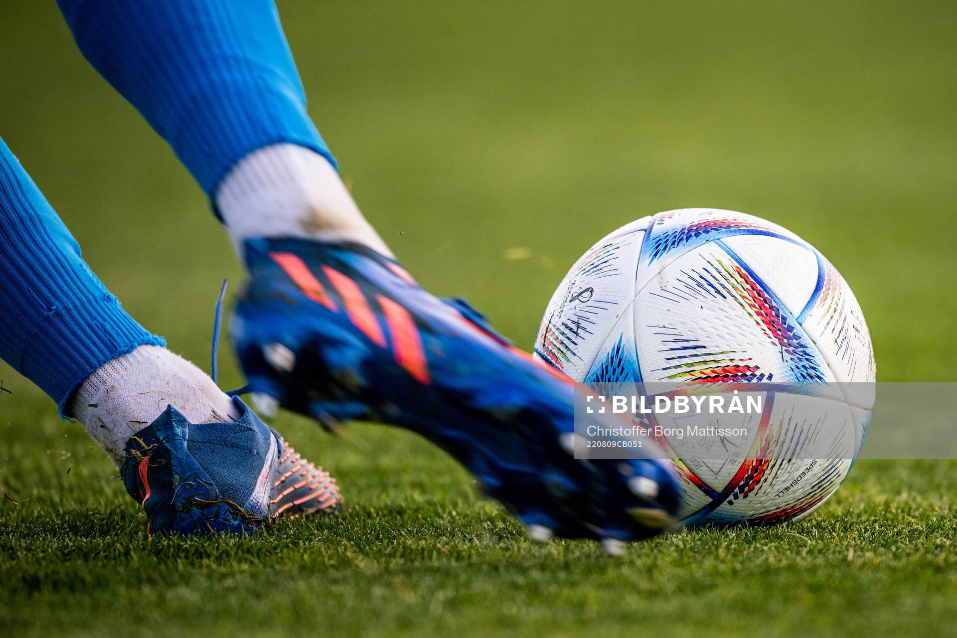 En fotbollsspelare sparkar på en boll