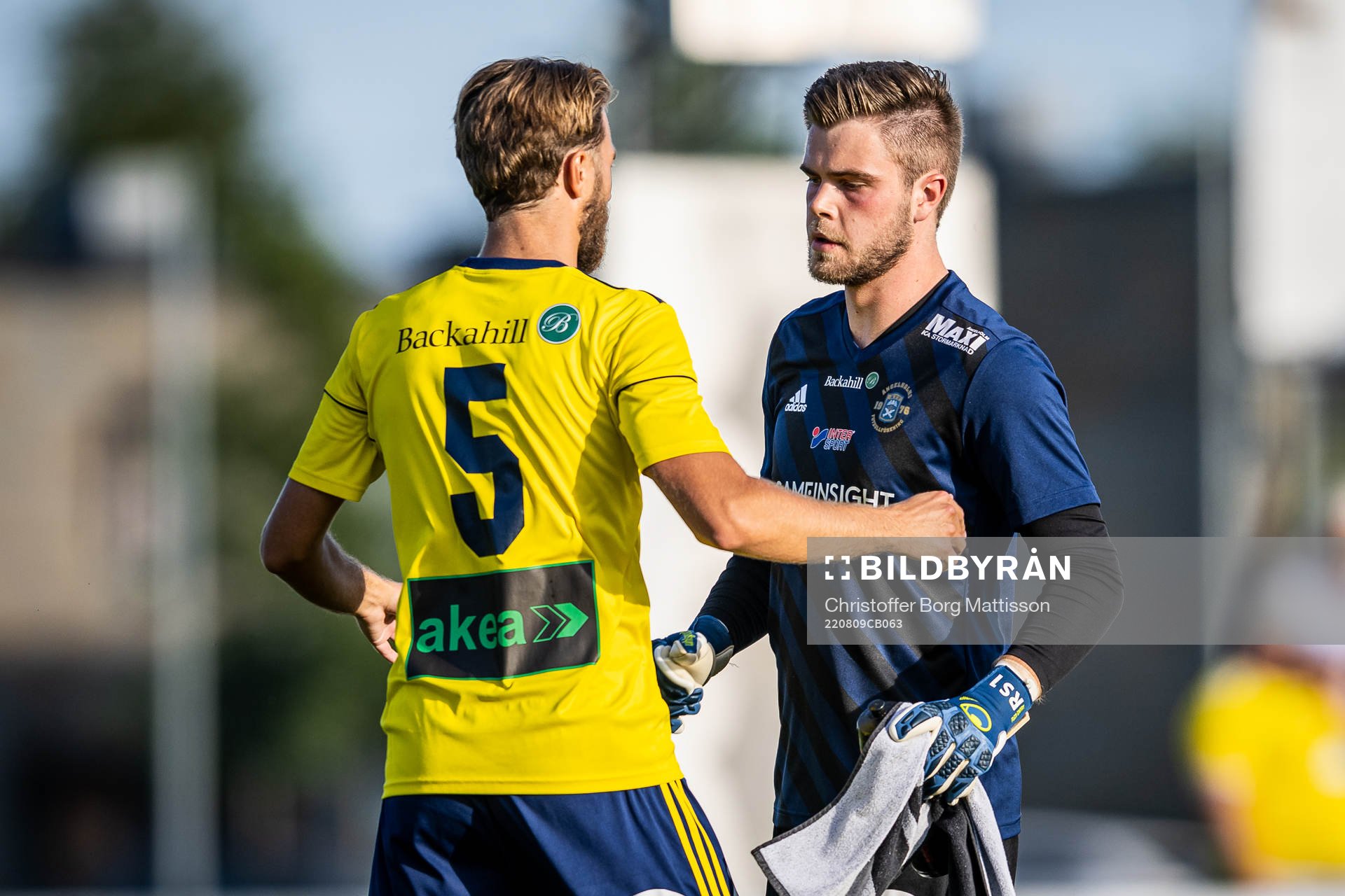 Ängelholms Marcus Eriksson och målvakt Robin Streifert under fotbollsmatchen i Ettan södra mellan Ängelholm och Falkenberg den 9 augusti 2022 i Ängelholm.