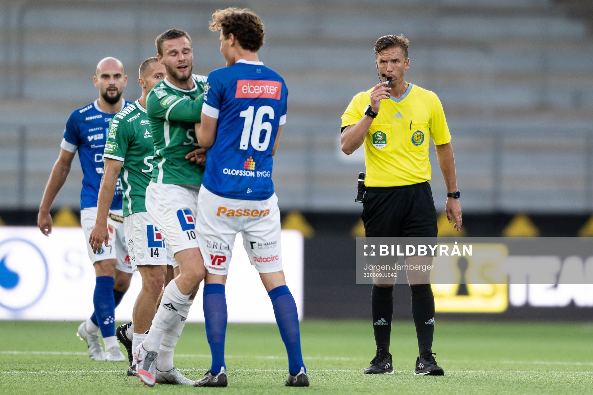 Domare Fredrik Hansson med visselpipan i munnen under fotbollsmatchen i Superettan mellan Norrby och Brage den 9 augusti 2022 i Borås. 
