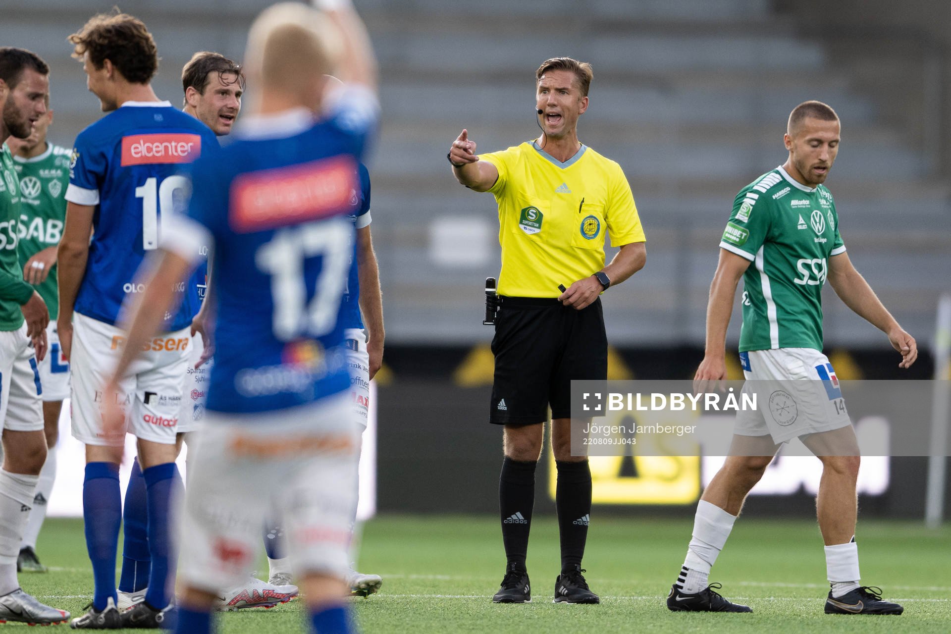 Domare Fredrik Hansson under fotbollsmatchen i Superettan mellan Norrby och Brage den 9 augusti 2022 i Borås. 
