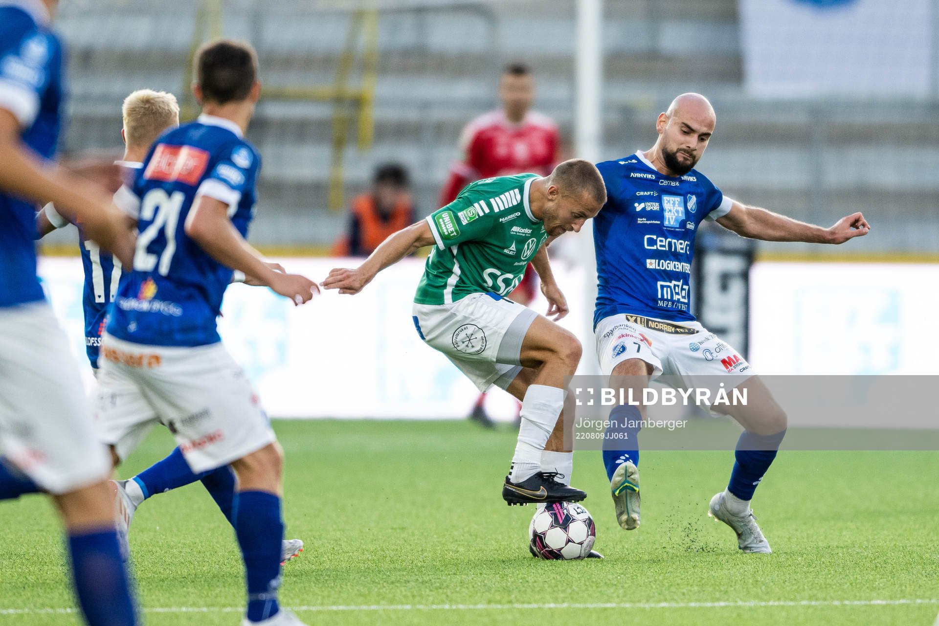 Brages Jacob Stensson och Norrbys Perparim Beqaj under fotbollsmatchen i Superettan mellan Norrby och Brage den 9 augusti 2022 i Borås. 