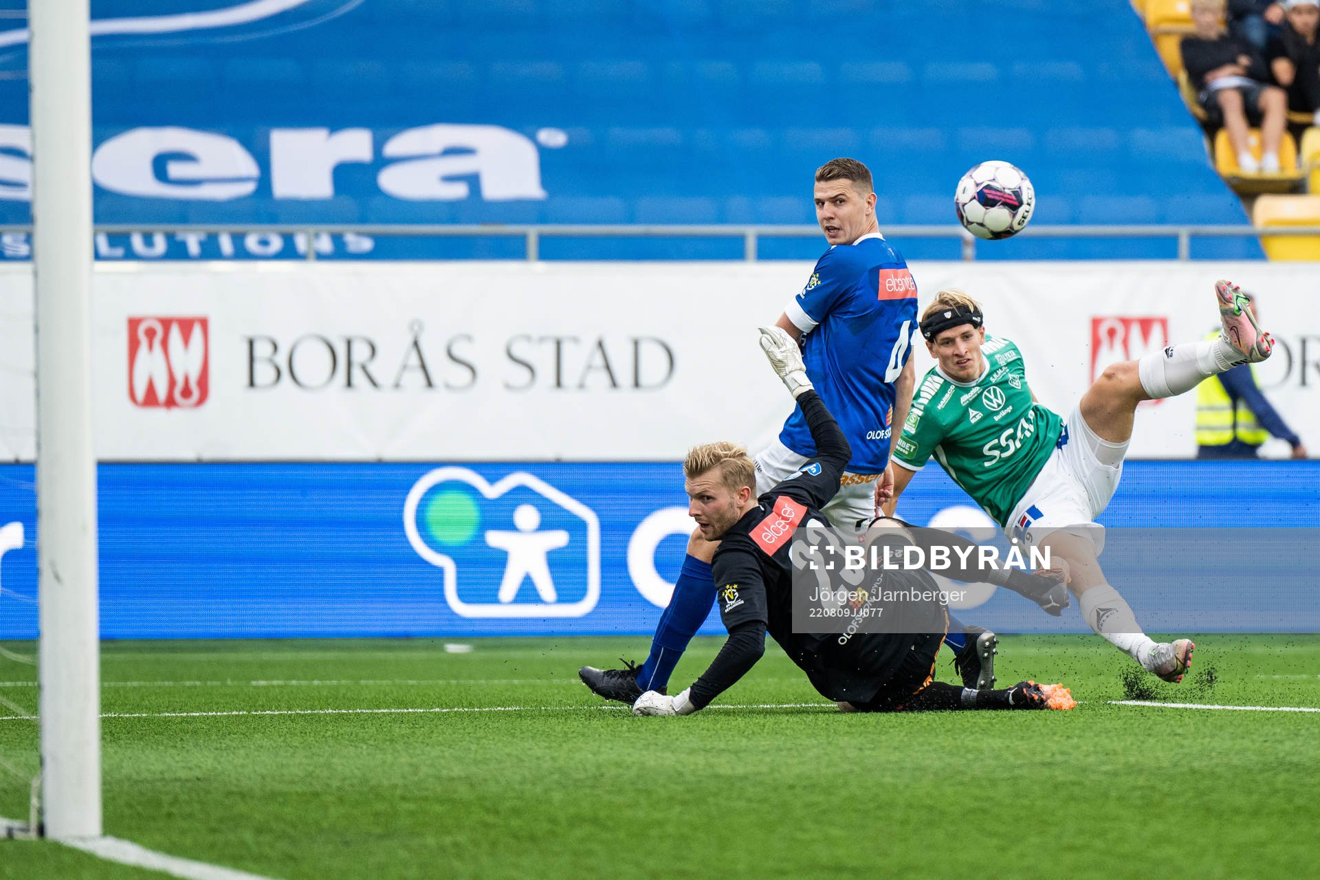 Norrbys målvakt Anton Cajtoft och Fredrik Lundgren i kamp med Brages Douglas Karlberg under fotbollsmatchen i Superettan mellan Norrby och Brage den 9 augusti 2022 i Borås.