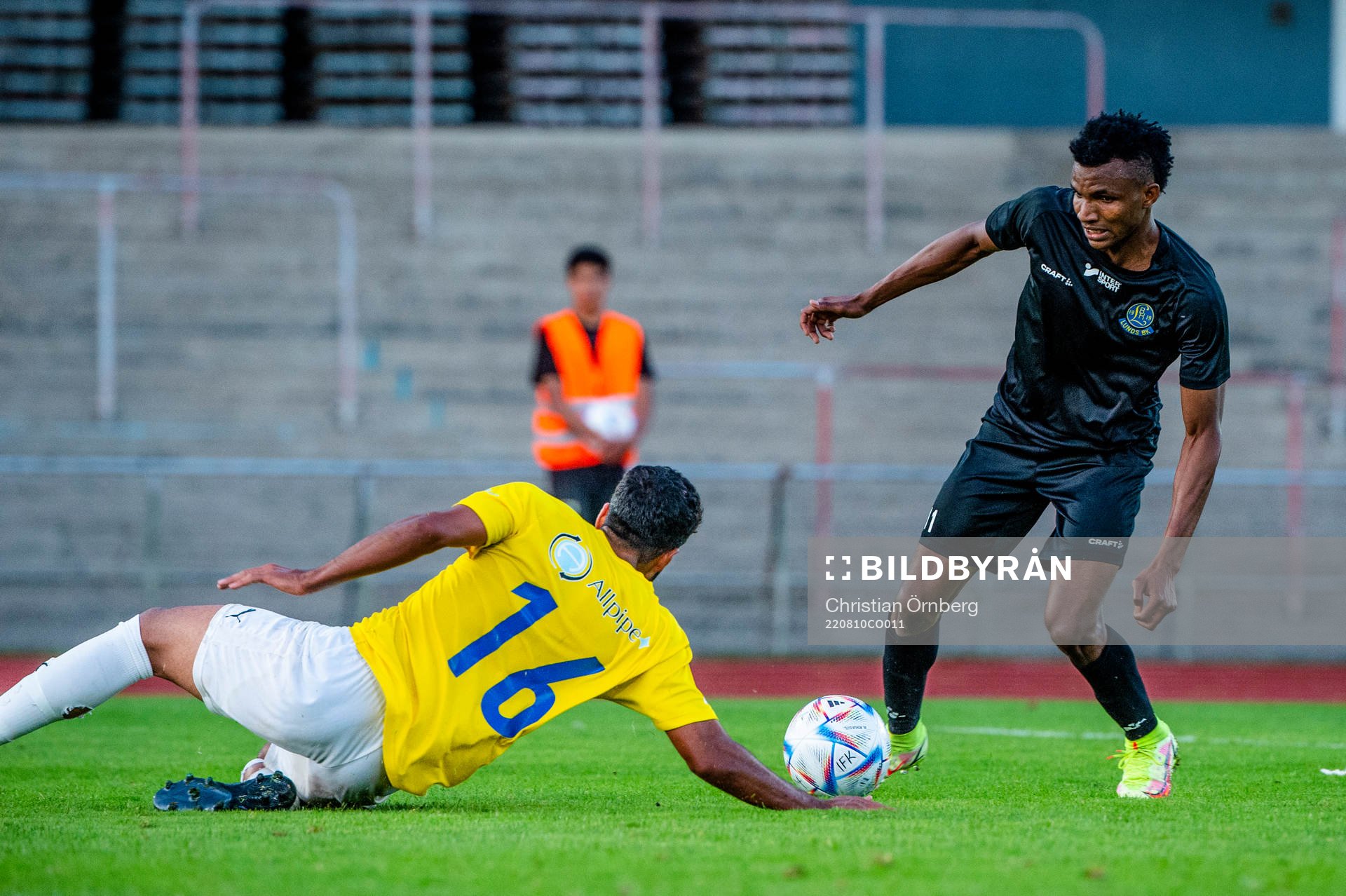 IFK Malmös Hozan Faraidoon Muhamad mot Lunds Abdramane Djitteye under fotbollsmatchen i Ettan södra mellan IFK Malmö och Lunds BK den 10 augusti 2022 i Malmö.