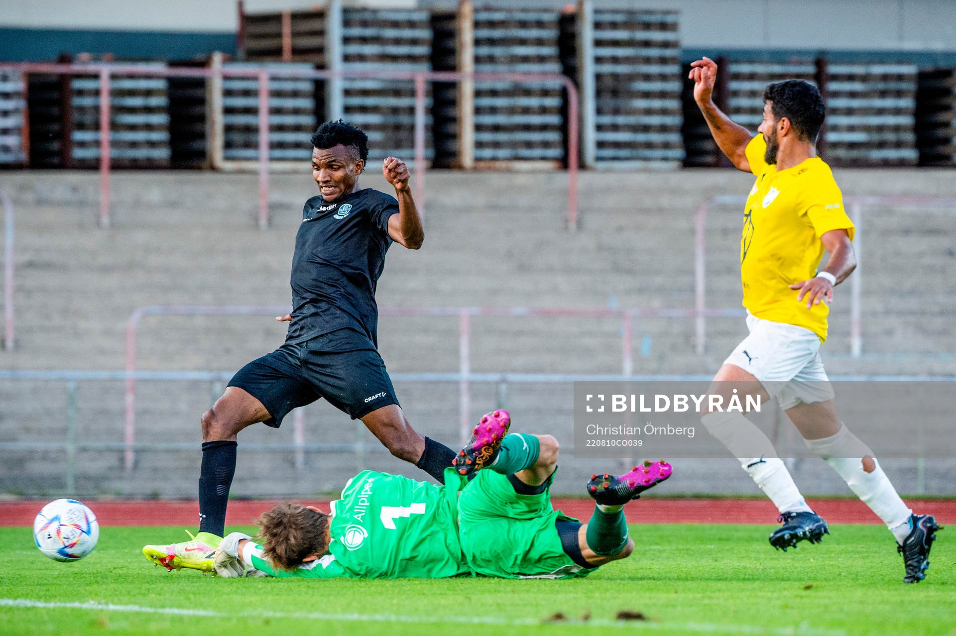 Lunds Abdramane Djitteye mot IFK Malmös målvakt Melker Ellborg och Hozan Faraidoon Muhamad under fotbollsmatchen i Ettan södra mellan IFK Malmö och Lunds BK den 10 augusti 2022 i Malmö.