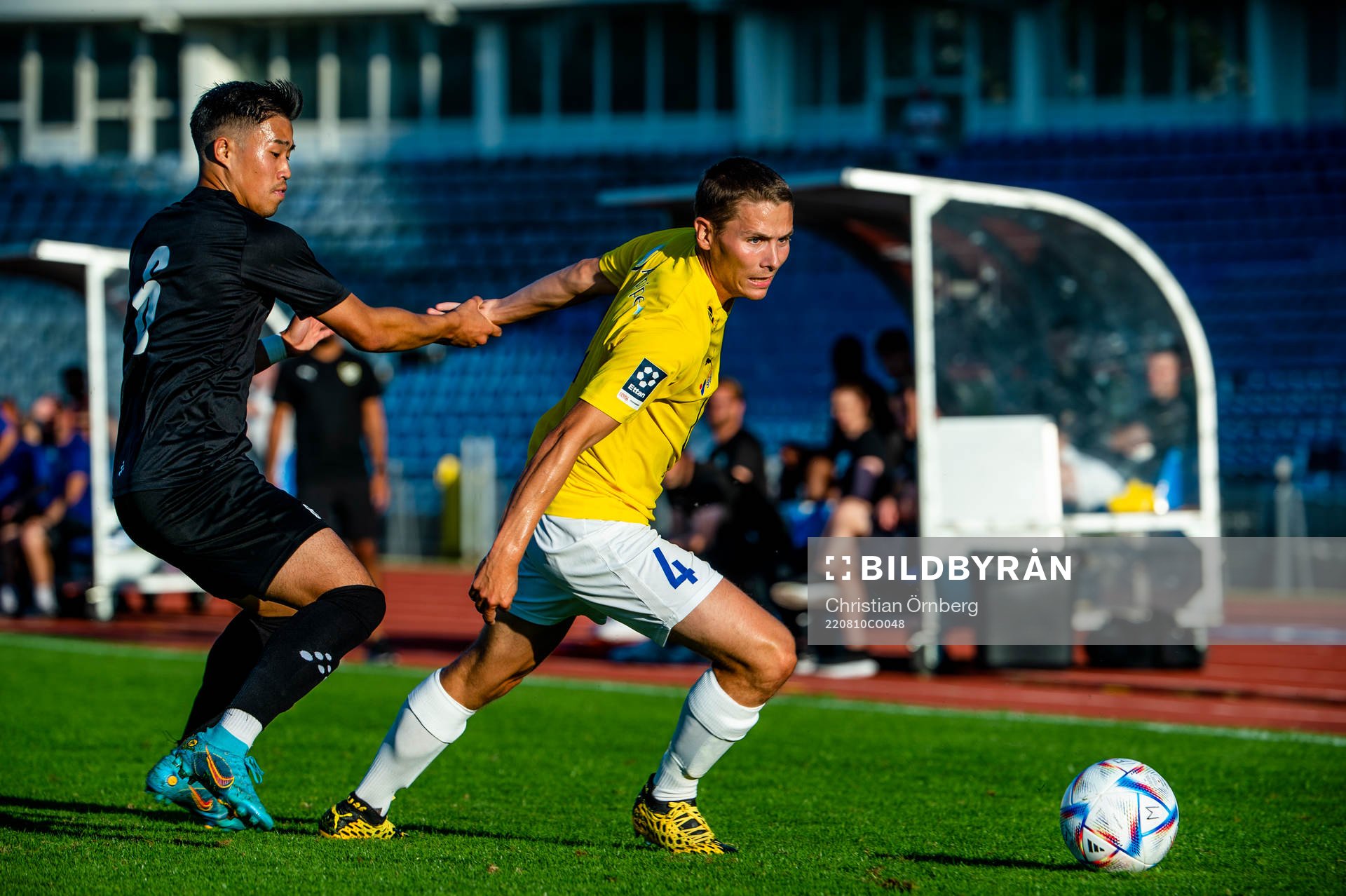 Lunds Eddie Tran mot IFK Malmös Oscar Erlandsson under fotbollsmatchen i Ettan södra mellan IFK Malmö och Lunds BK den 10 augusti 2022 i Malmö.