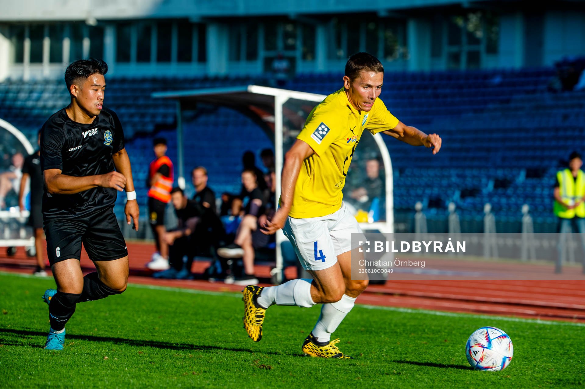 Lunds Eddie Tran mot IFK Malmös Oscar Erlandsson under fotbollsmatchen i Ettan södra mellan IFK Malmö och Lunds BK den 10 augusti 2022 i Malmö.