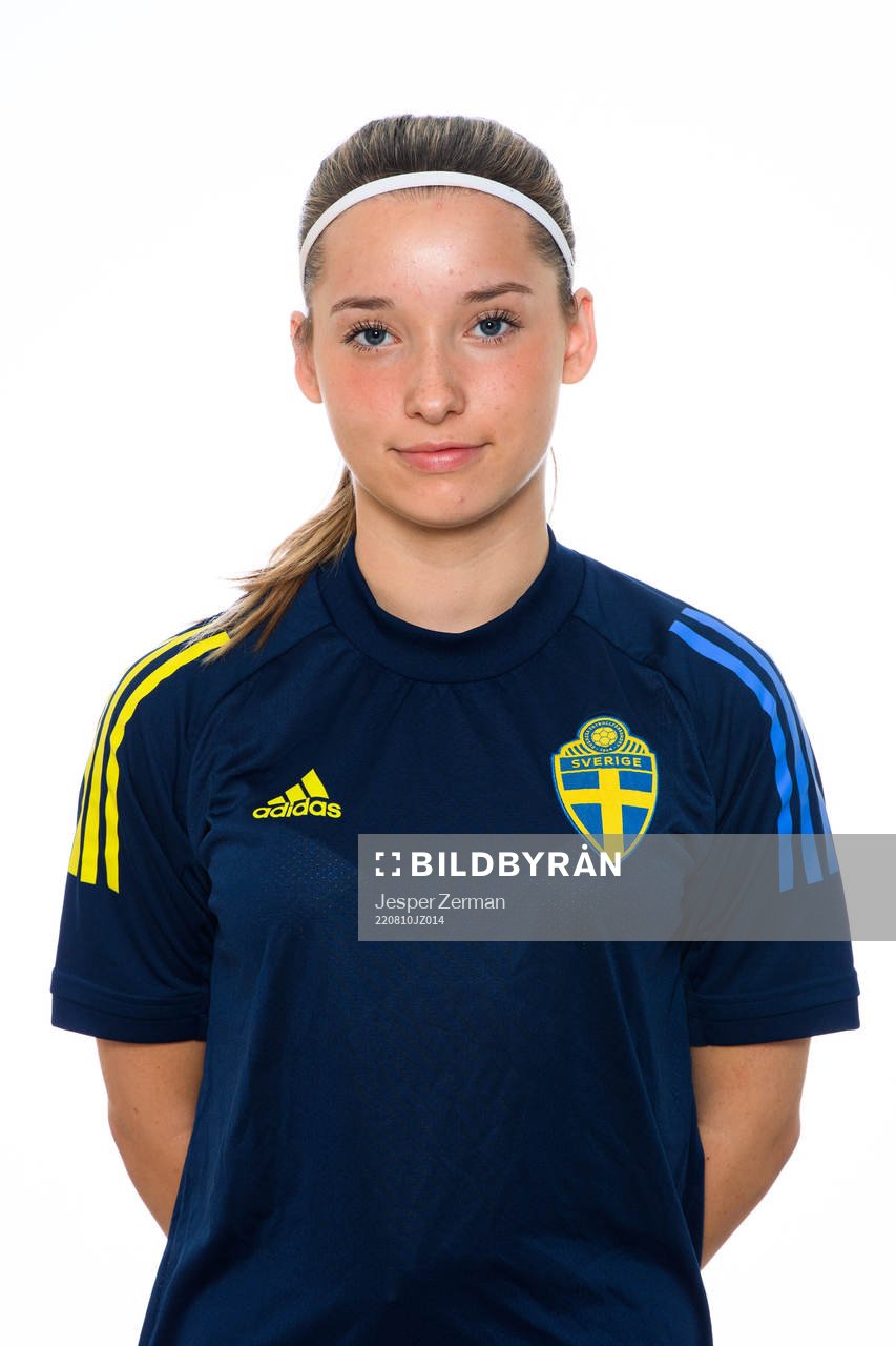 Ester Sjöstrand poserar för ett porträtt under en fotografering med det svenska F15-landslaget i fotboll den 10 augusti 2022 i Stockholm. 