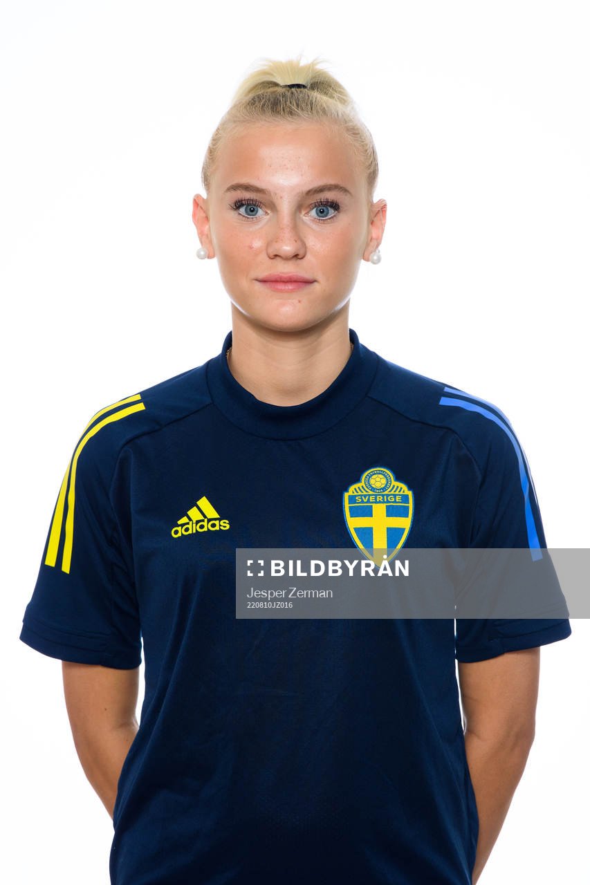 Holly Persson poserar för ett porträtt under en fotografering med det svenska F15-landslaget i fotboll den 10 augusti 2022 i Stockholm. 