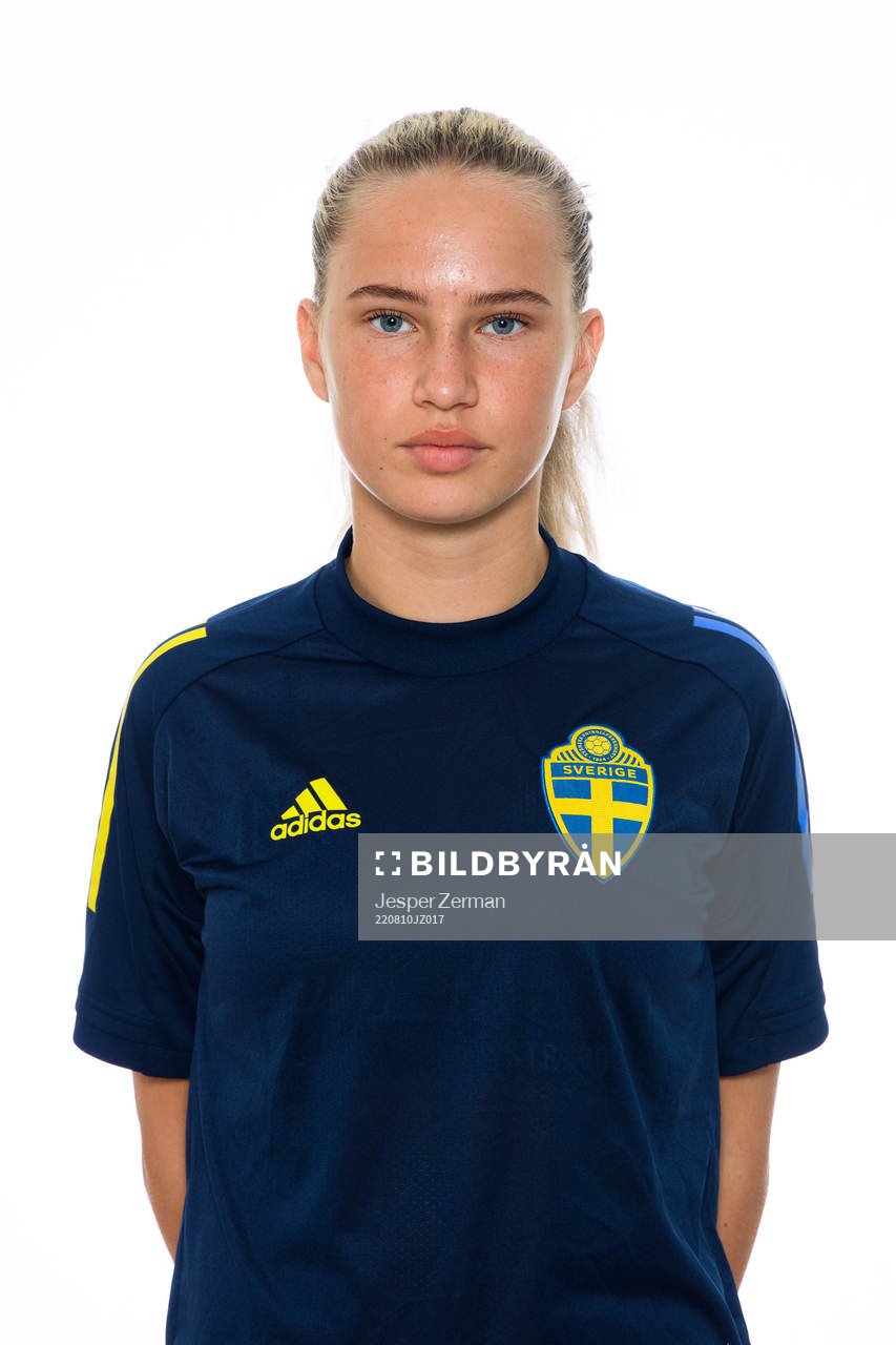 Isolde Kackur poserar för ett porträtt under en fotografering med det svenska F15-landslaget i fotboll den 10 augusti 2022 i Stockholm. 