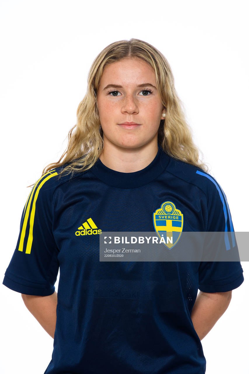 Alicia Ekfeldt poserar för ett porträtt under en fotografering med det svenska F15-landslaget i fotboll den 10 augusti 2022 i Stockholm. 