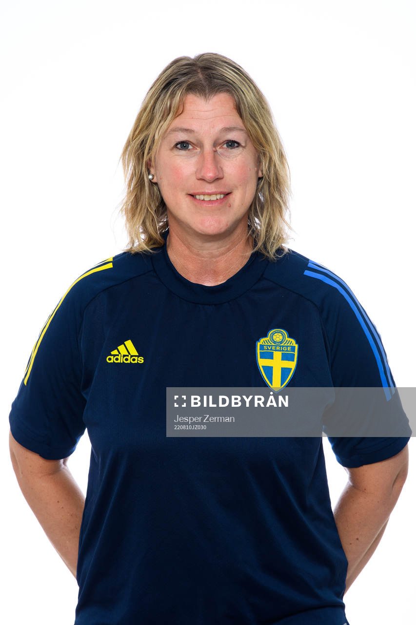 Anna Stoltze, Assisterande tränare, poserar för ett porträtt under en fotografering med det svenska F15-landslaget i fotboll den 10 augusti 2022 i Stockholm.