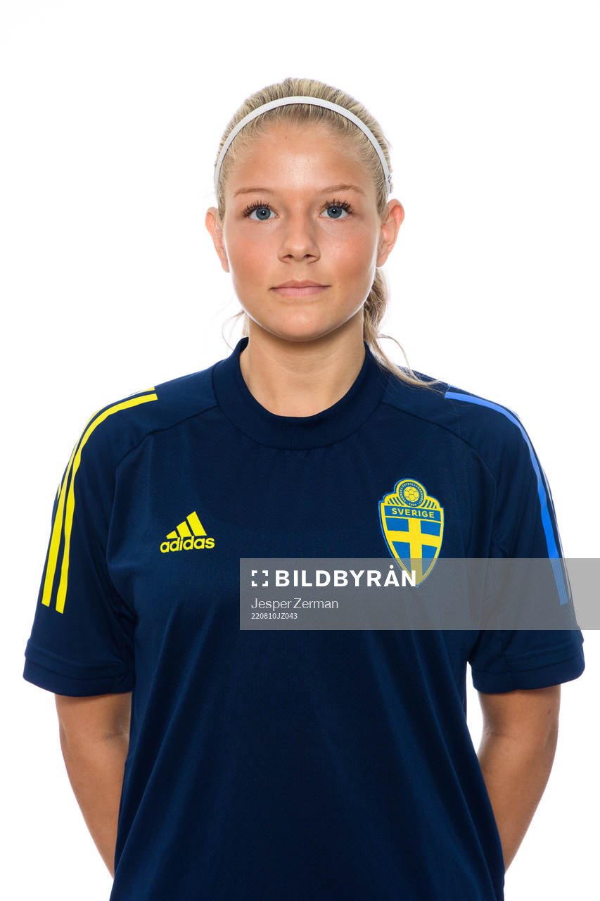 Medea Wignell poserar för ett porträtt under en fotografering med det svenska F15-landslaget i fotboll den 10 augusti 2022 i Stockholm. 