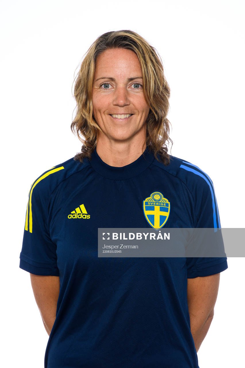 Lovisa Delby, Förbundskapten, poserar för ett porträtt under en fotografering med det svenska F15-landslaget i fotboll den 10 augusti 2022 i Stockholm.