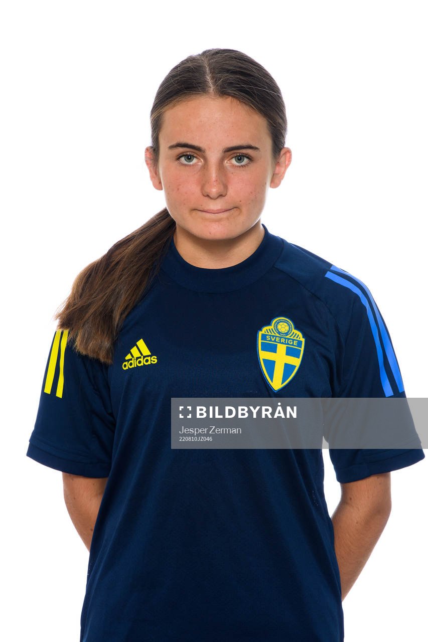 Saga Kristell poserar för ett porträtt under en fotografering med det svenska F15-landslaget i fotboll den 10 augusti 2022 i Stockholm. 