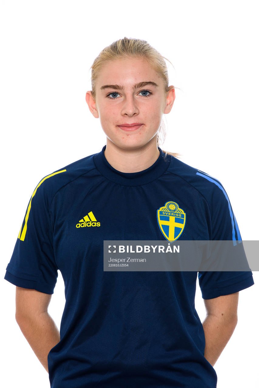 Amanda Grahn poserar för ett porträtt under en fotografering med det svenska F15-landslaget i fotboll den 10 augusti 2022 i Stockholm. 