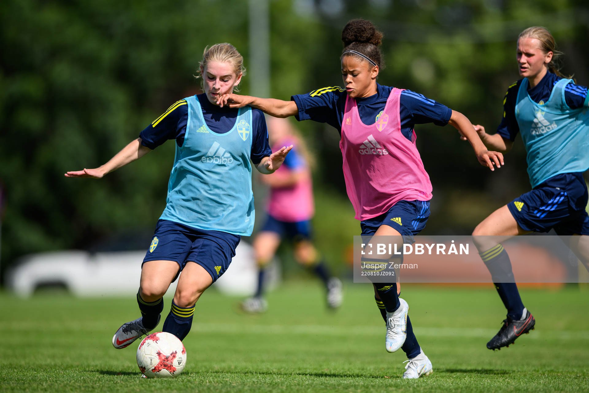 Amanda Grahn och Felicia Schröder under en träning med det svenska F15-landslaget i fotboll den 10 augusti 2022 i Stockholm. 