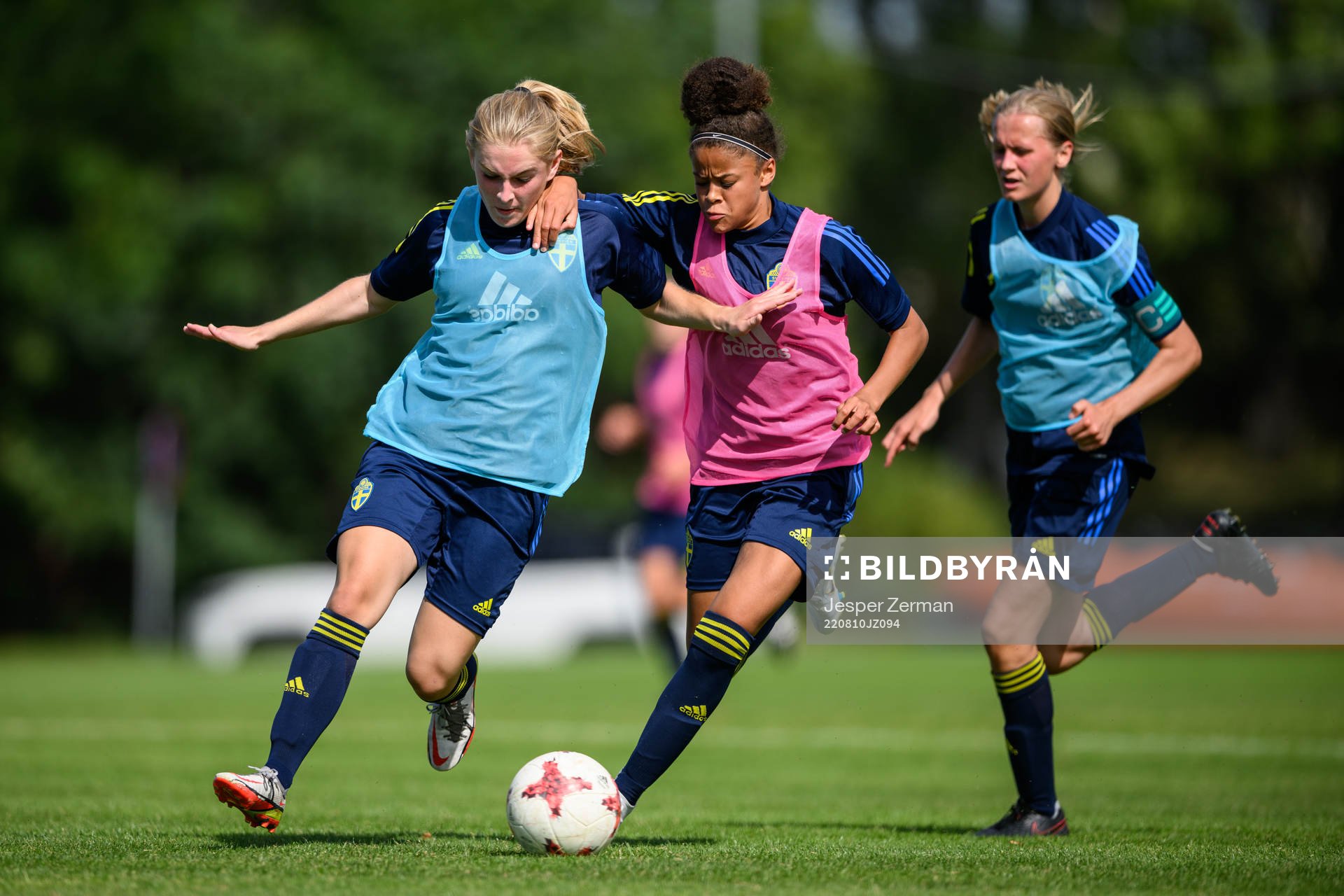 Amanda Grahn och Felicia Schröder under en träning med det svenska F15-landslaget i fotboll den 10 augusti 2022 i Stockholm. 