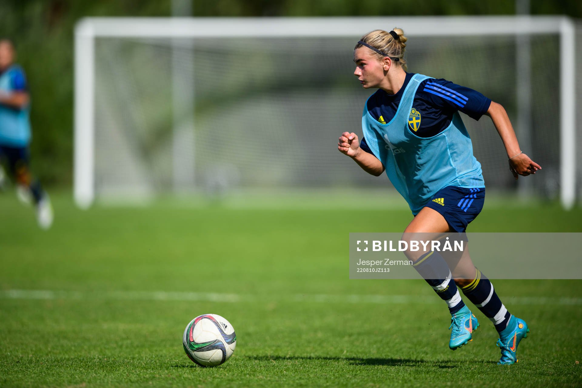 Isabelle Axelsson under en träning med det svenska F15-landslaget i fotboll den 10 augusti 2022 i Stockholm. 