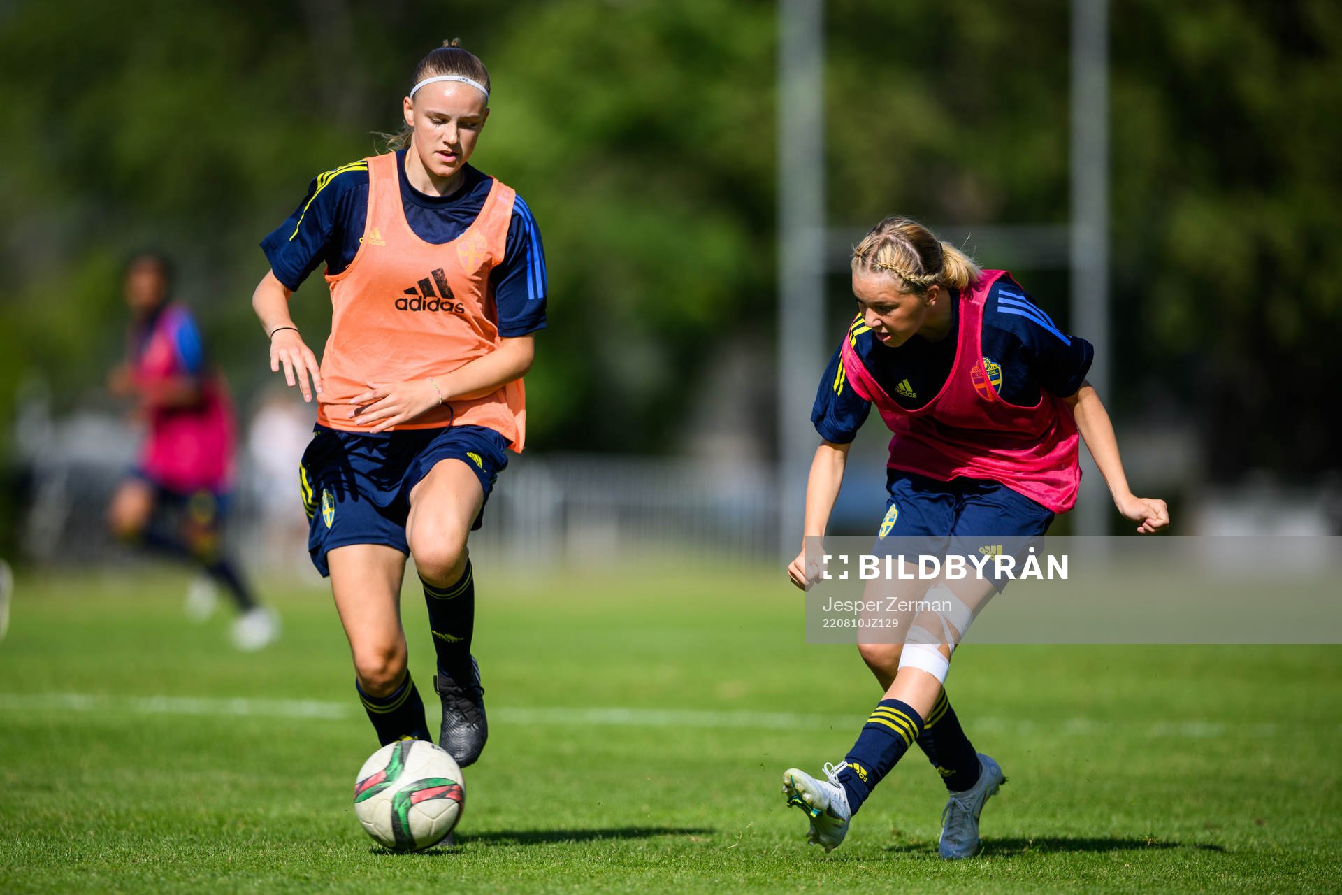 Fabienne Bartholdson och Tilde Wahlgren under en träning med det svenska F15-landslaget i fotboll den 10 augusti 2022 i Stockholm. 