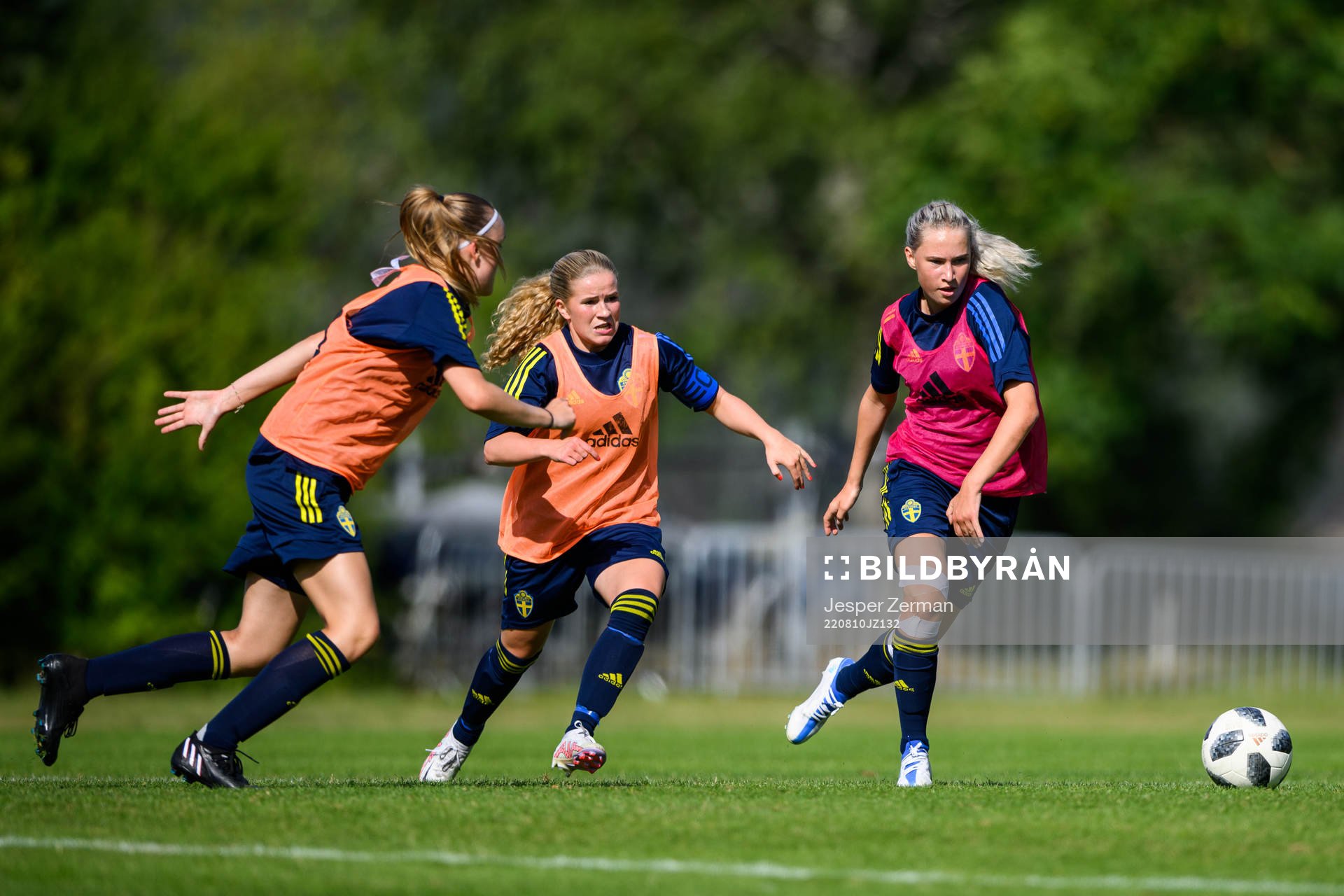 Alicia Ekfeldt och Isolde Kackur under en träning med det svenska F15-landslaget i fotboll den 10 augusti 2022 i Stockholm. 