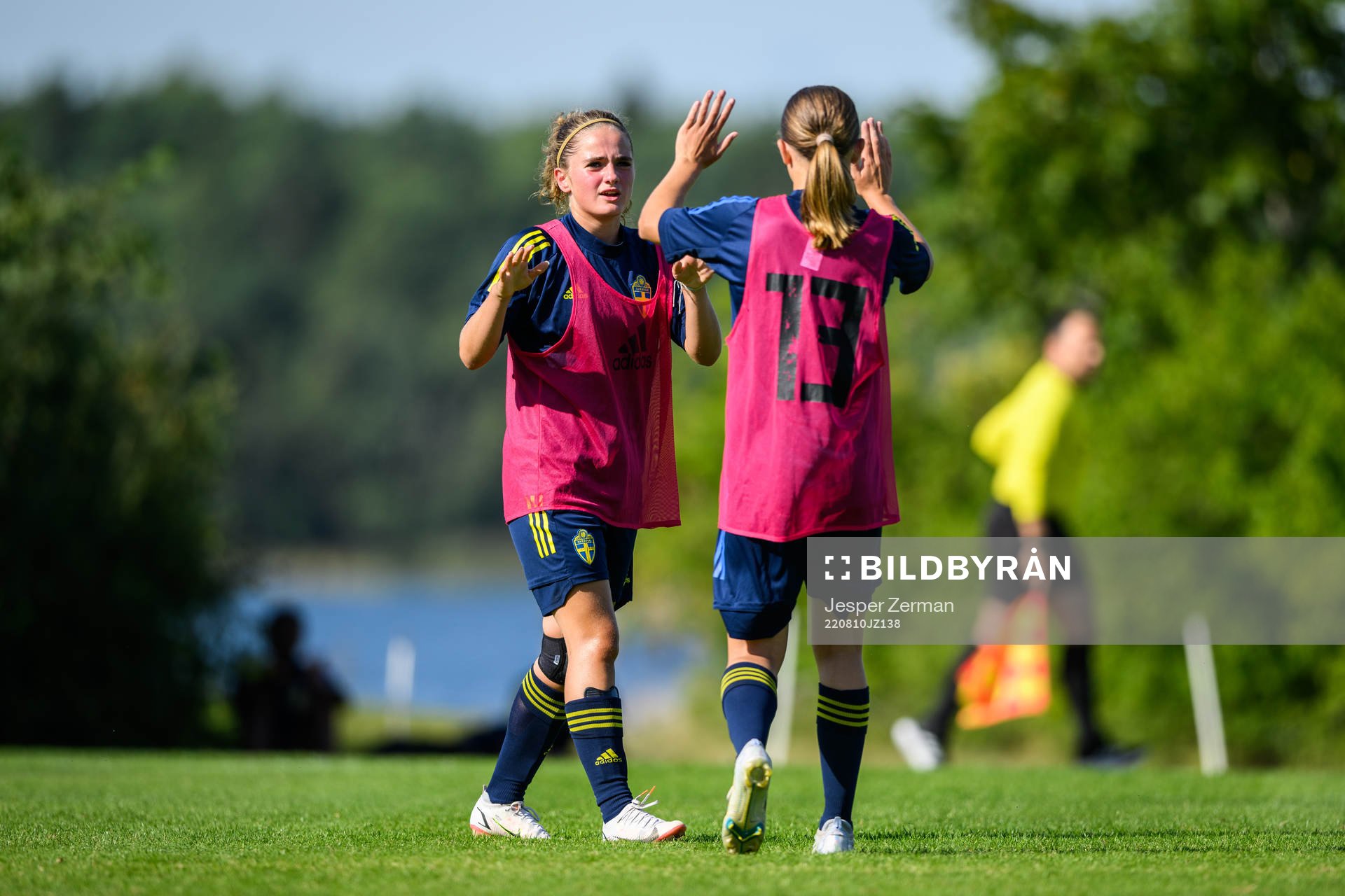 Flutra Cela och Nova Rolfsson under en träning med det svenska F15-landslaget i fotboll den 10 augusti 2022 i Stockholm. 