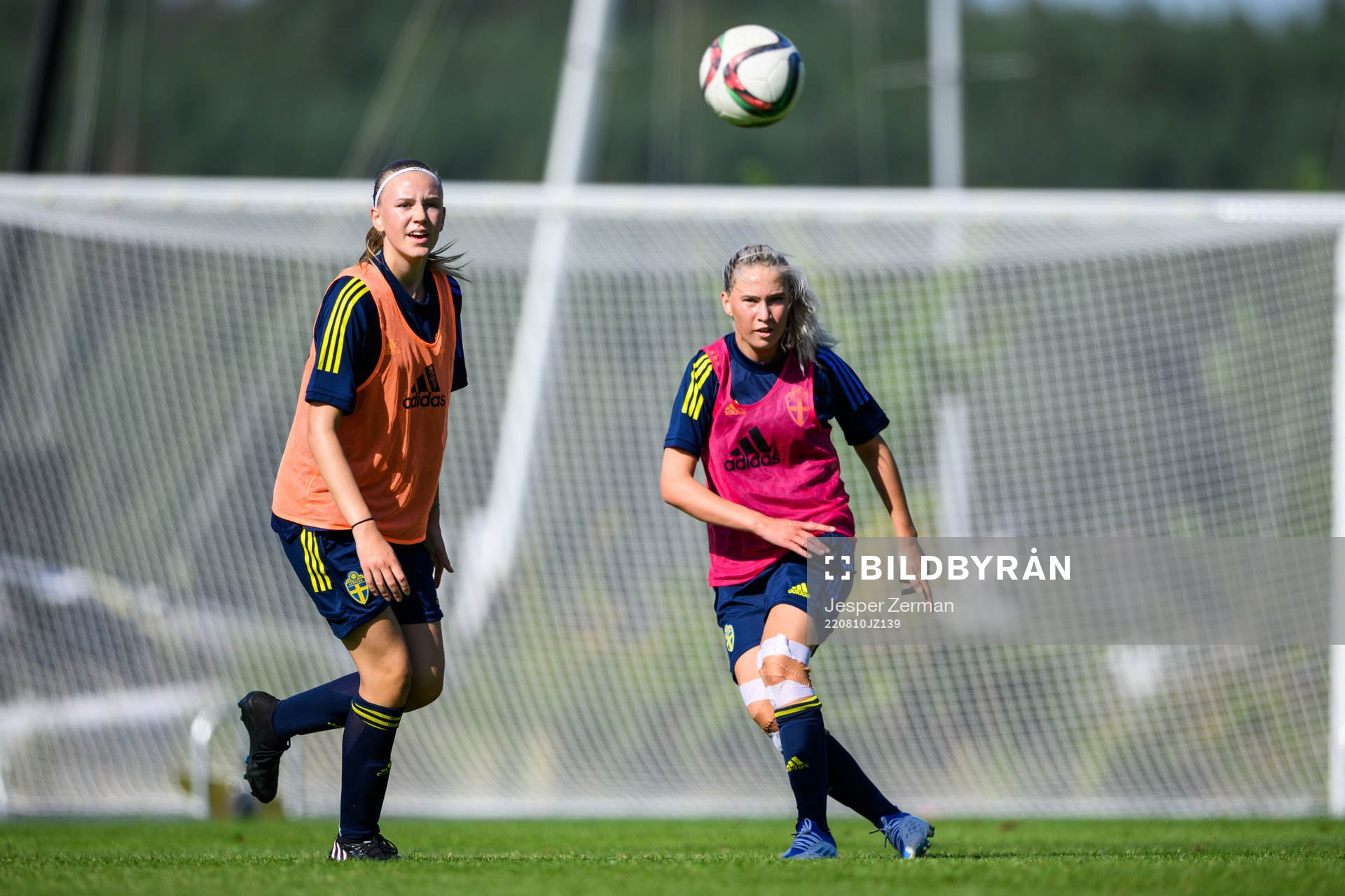 Fabienne Bartholdson och Isolde Kackur under en träning med det svenska F15-landslaget i fotboll den 10 augusti 2022 i Stockholm. 