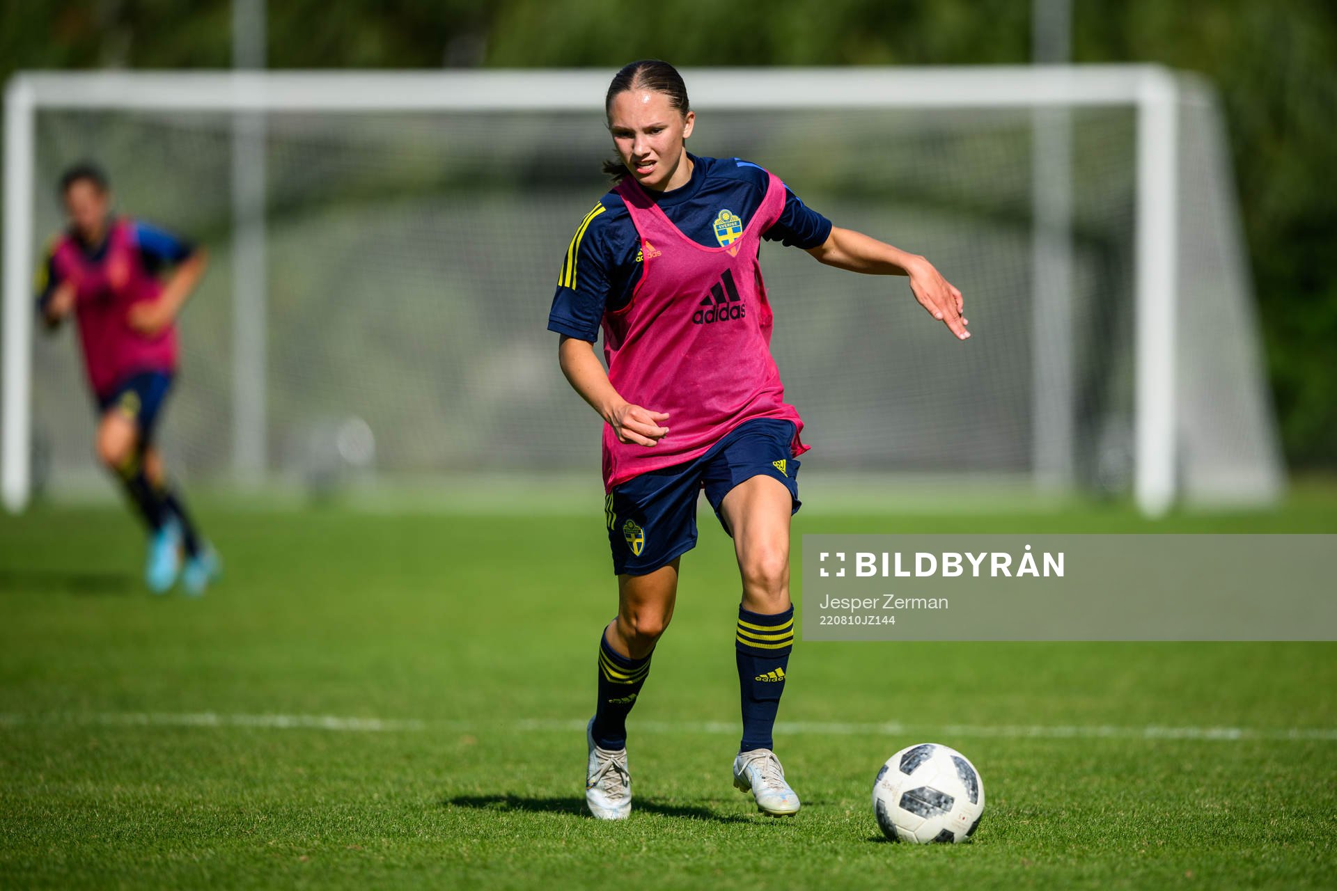 Nova Rolfsson under en träning med det svenska F15-landslaget i fotboll den 10 augusti 2022 i Stockholm. 