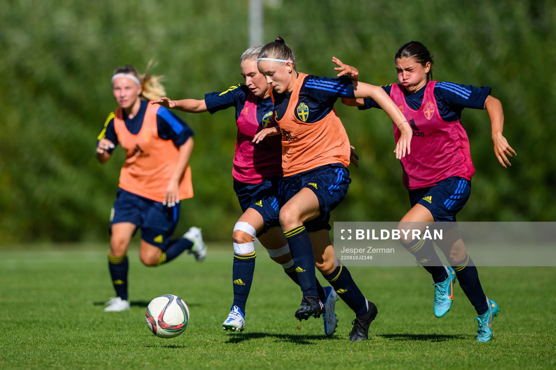 Isolde Kackur och Thea Staffansson mot Fabienne Bartholdson