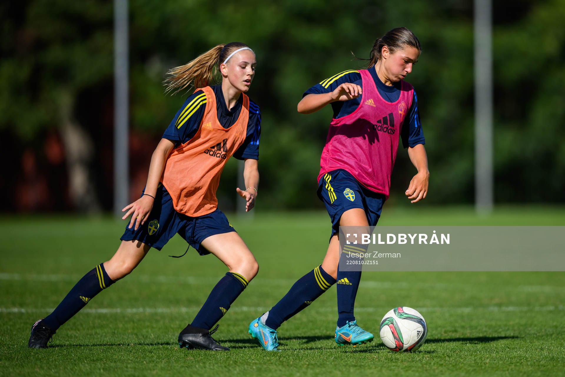 Fabienne Bartholdson och Thea Staffansson under en träning med det svenska F15-landslaget i fotboll den 10 augusti 2022 i Stockholm. 