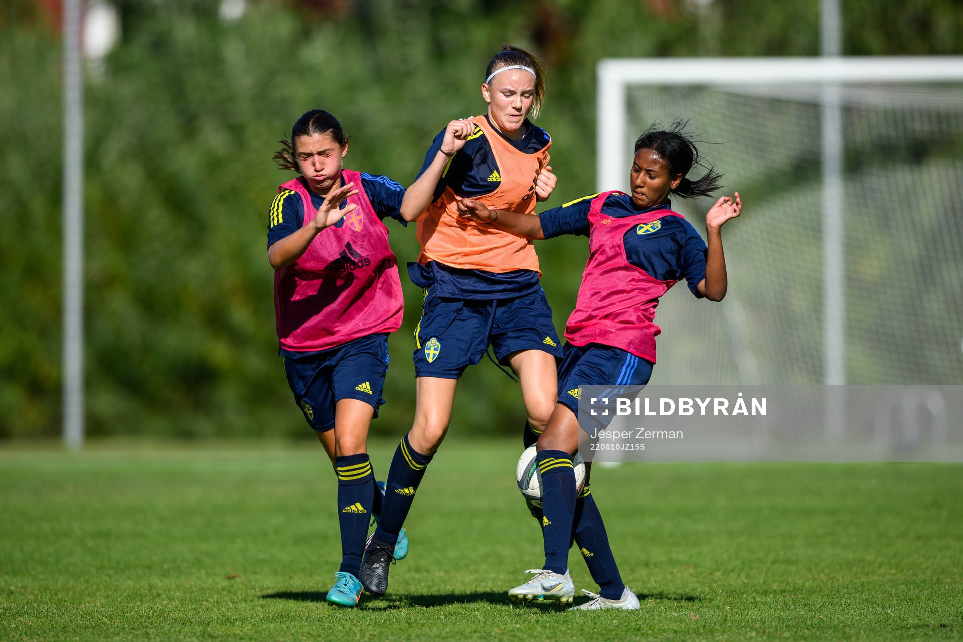 Thea Staffansson, Fabienne Bartholdson och Saron Berhe under en träning med det svenska F15-landslaget i fotboll den 10 augusti 2022 i Stockholm. 