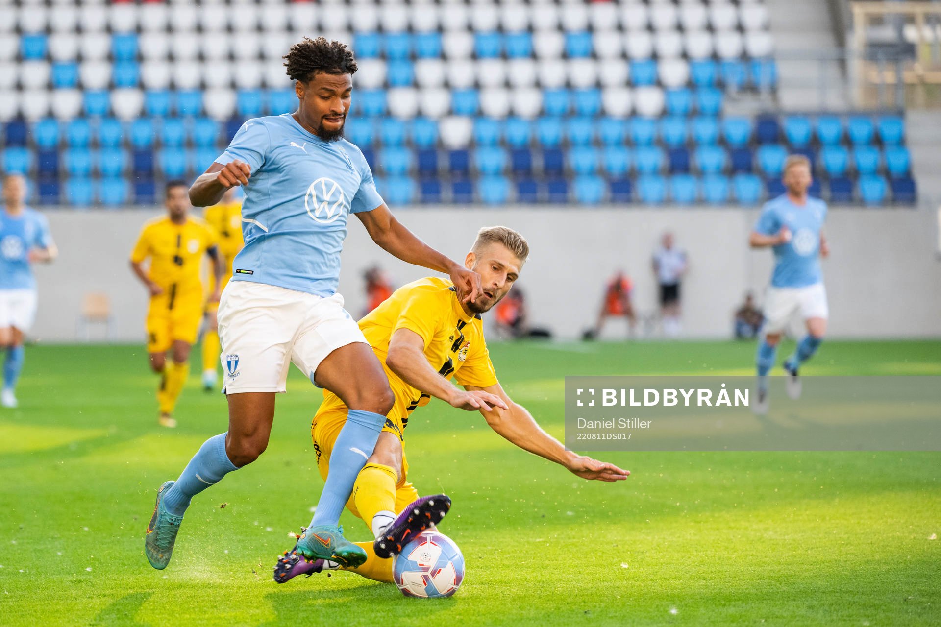 Joseph Ceesay of Malmö and Vincent Decker of Diddeleng