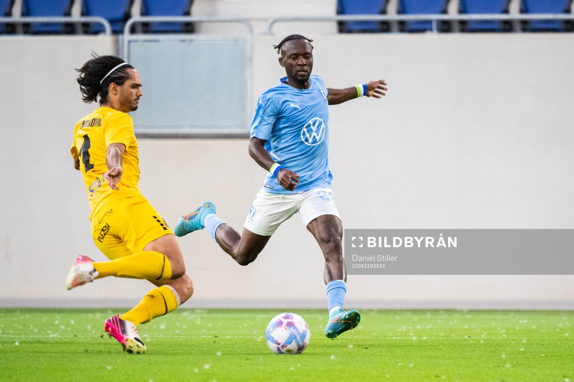 Aldin Skenderovic of Diddeleng and Mohamed Buya Turay of