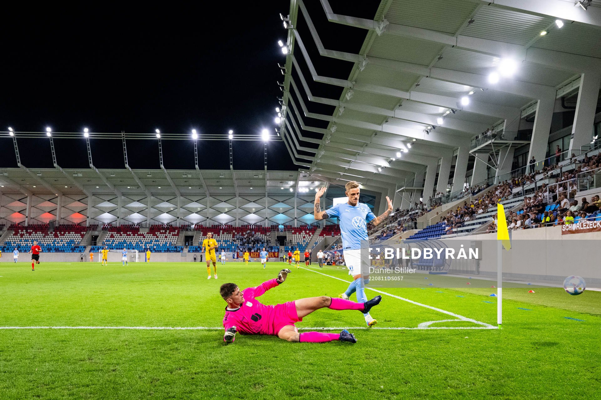 Goalkeeper Lucas Fox of Diddeleng and Søren Rieks of Malmö