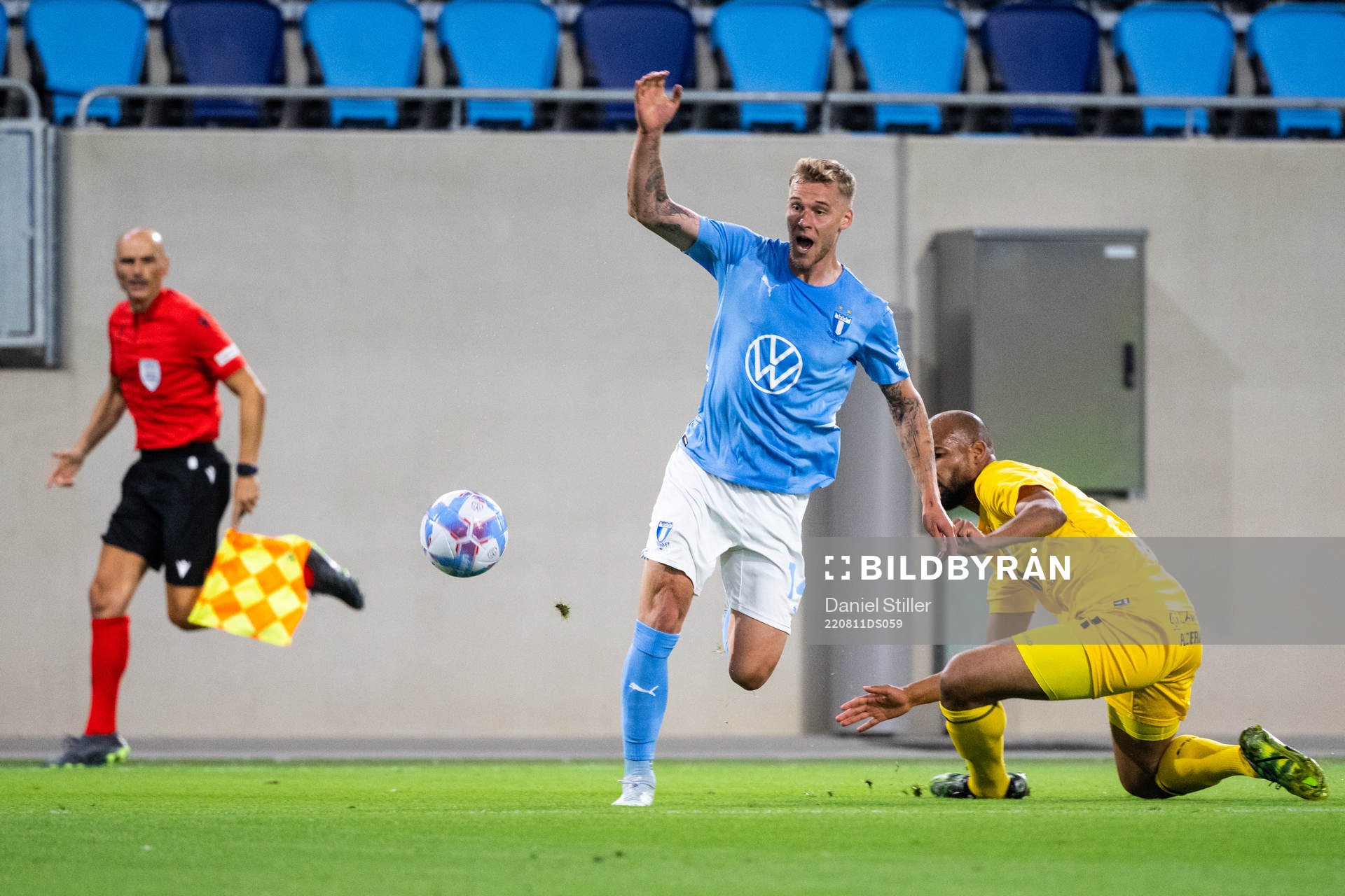 Felix Beijmo of Malmö and Ivan Englaro of Diddeleng