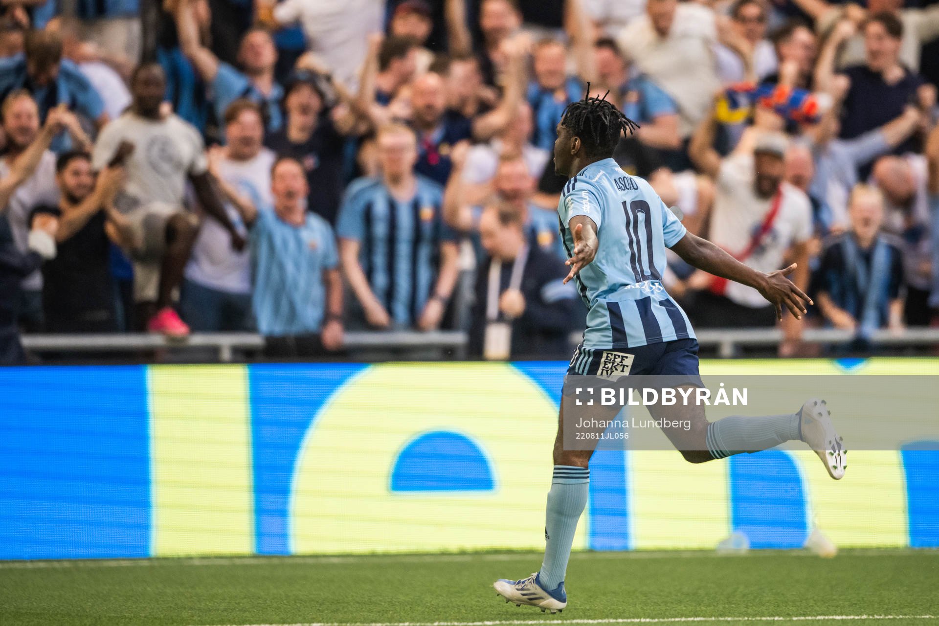 Joel Asoro of Djurgården celebrates scoring 3-1